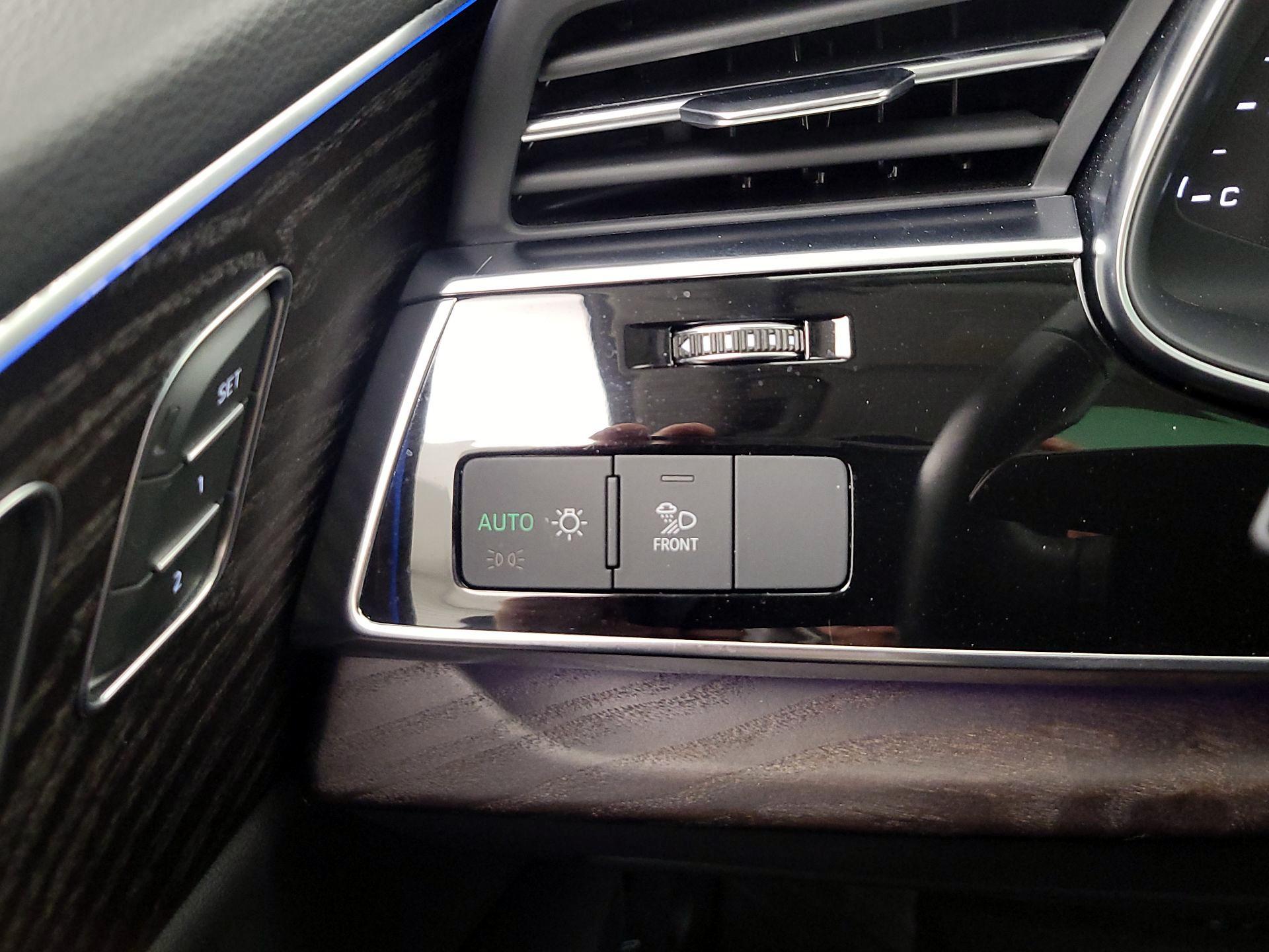 Thumbnail: 2021 Audi Q8 - 13