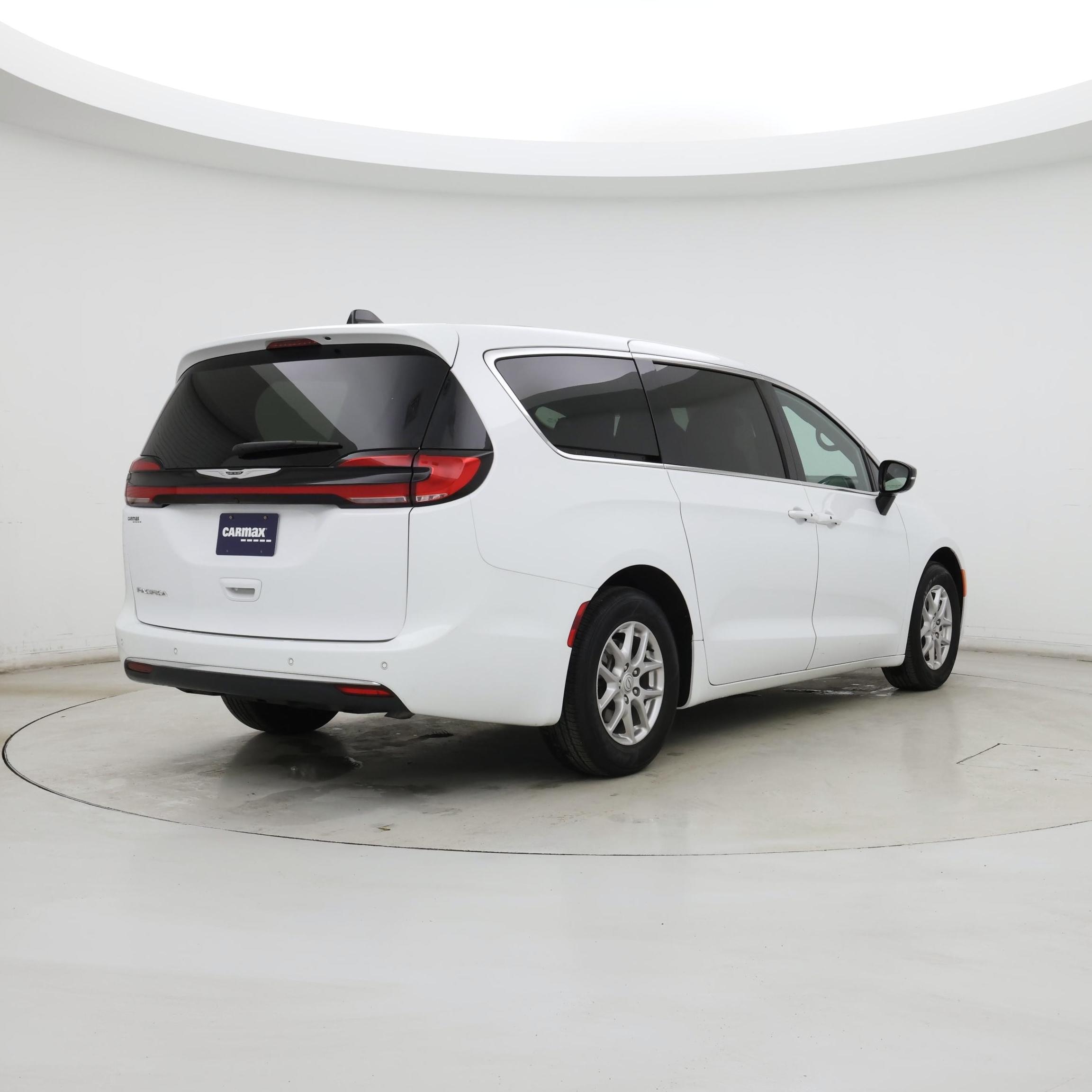 Thumbnail: 2025 Chrysler Pacifica - 8