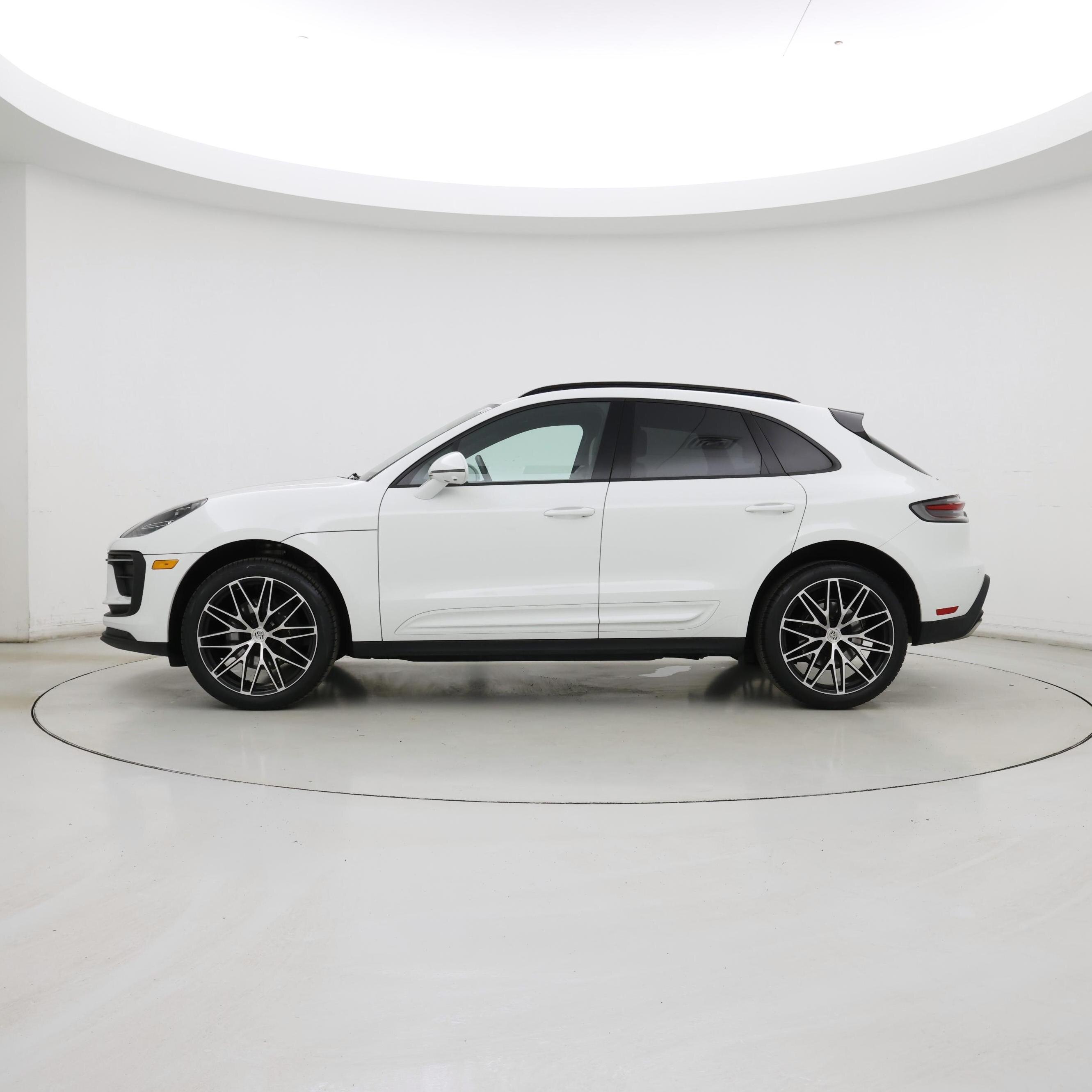 Thumbnail: 2022 Porsche Macan - 3