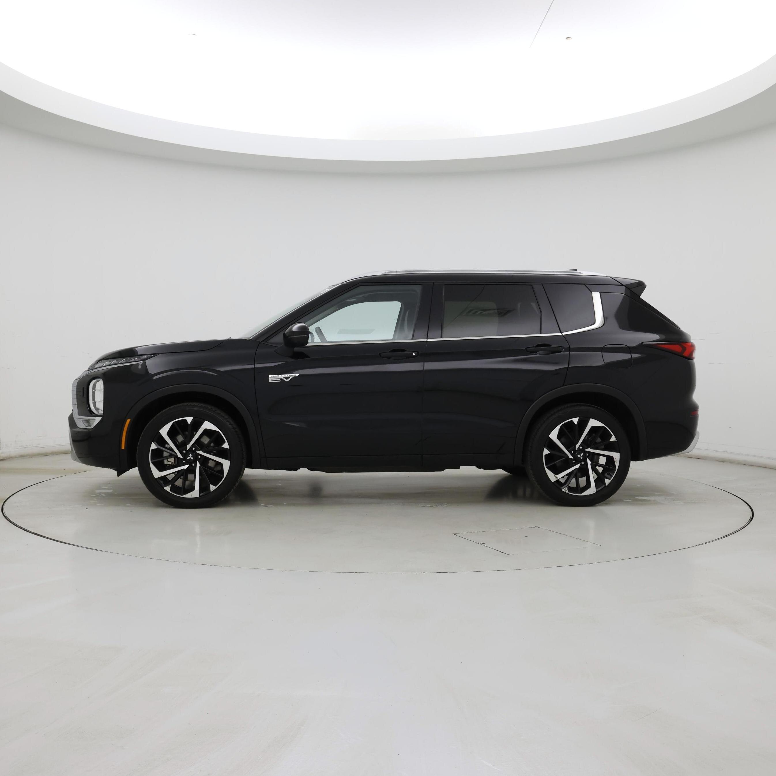 Thumbnail: 2023 Mitsubishi Outlander - 3