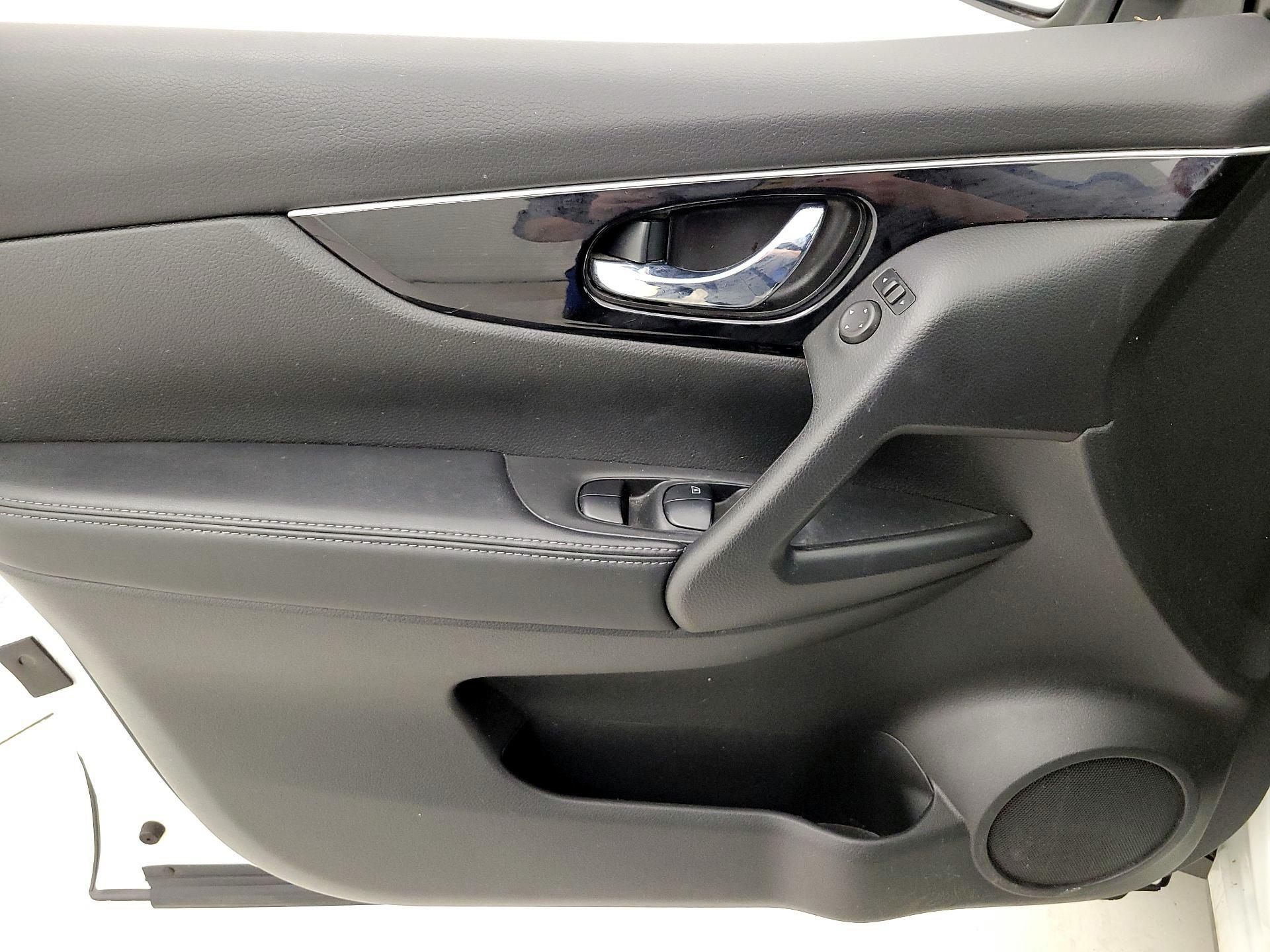 Thumbnail: 2017 Nissan Rogue Sport - 12