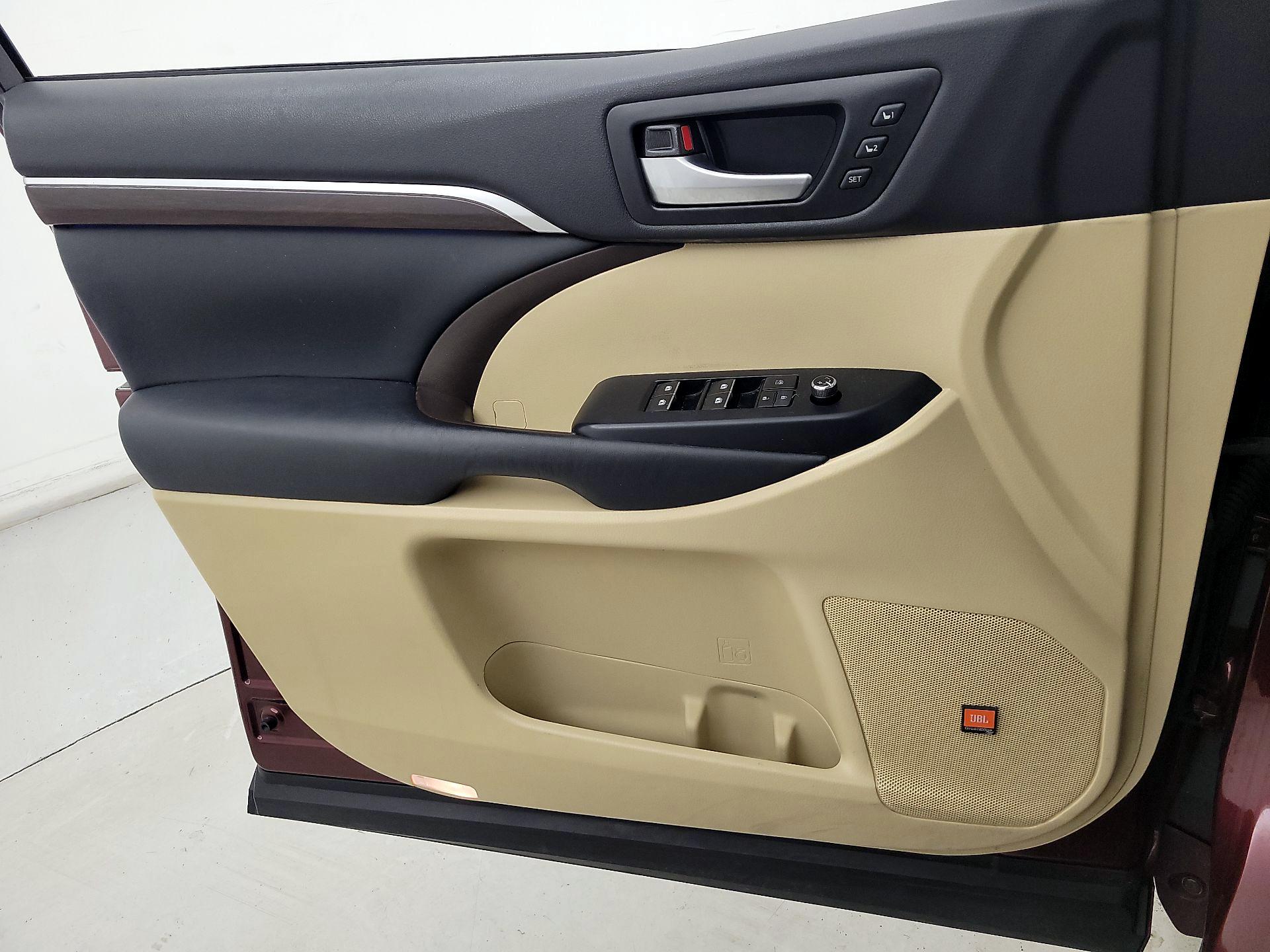 Thumbnail: 2015 Toyota Highlander - 12