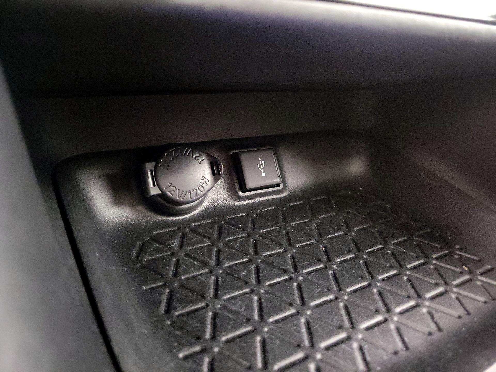 Thumbnail: 2022 Toyota RAV4 - 18