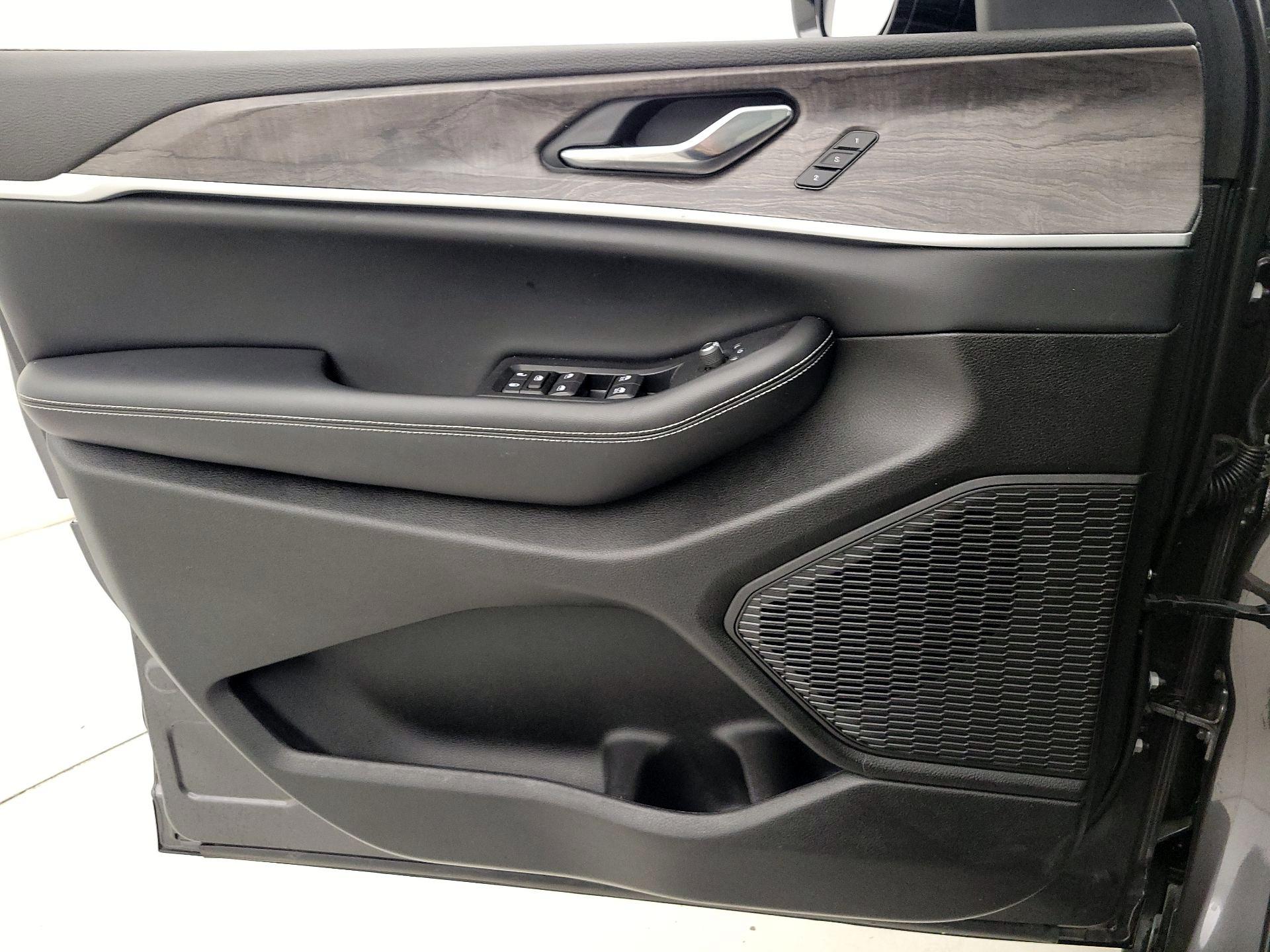 Thumbnail: 2024 Jeep Grand Cherokee - 12