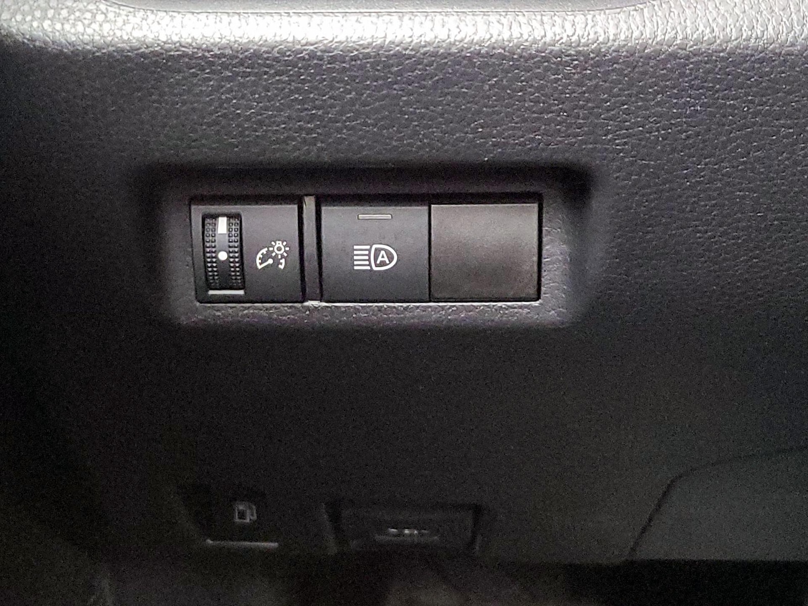 2021 Toyota RAV4 LE - Photo 14