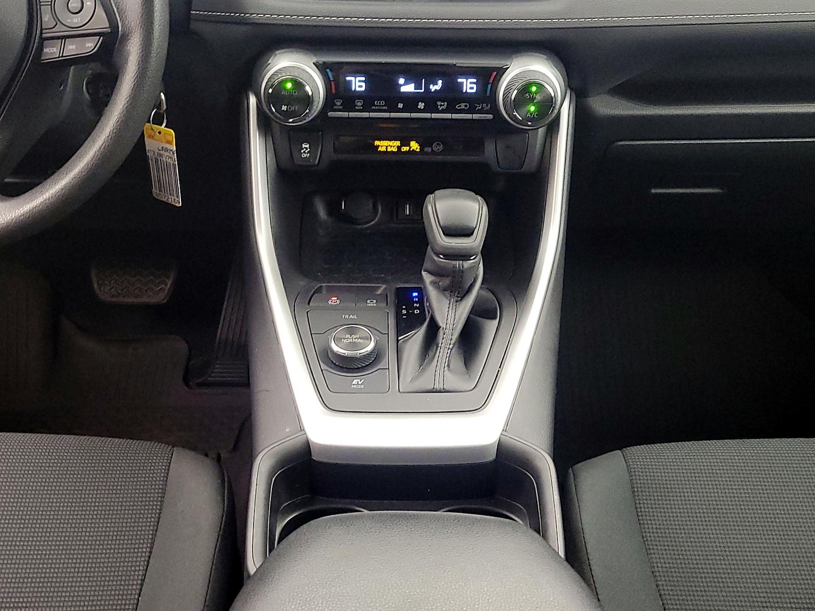 2021 Toyota RAV4 LE - Photo 18