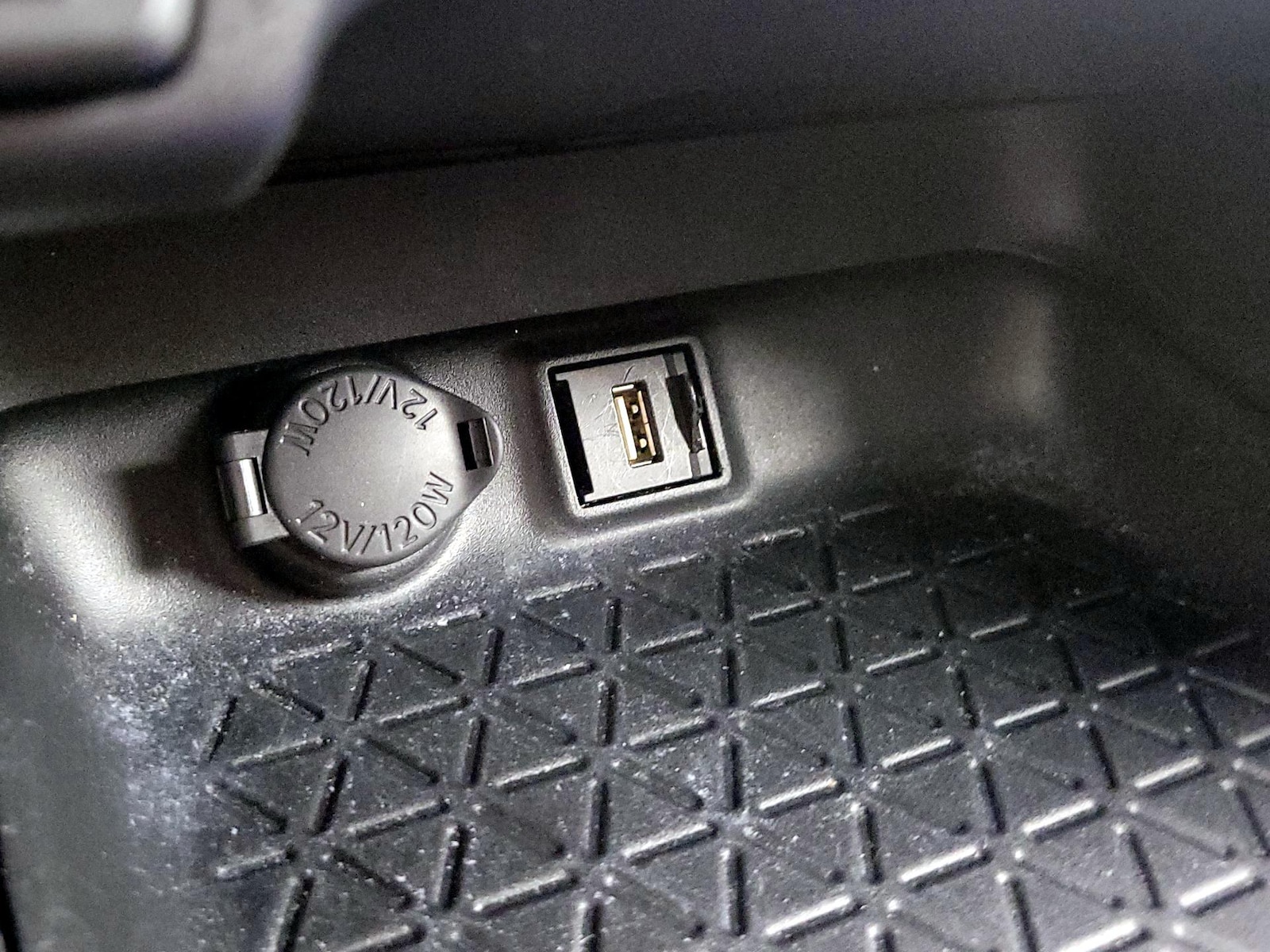 2021 Toyota RAV4 LE - Photo 19