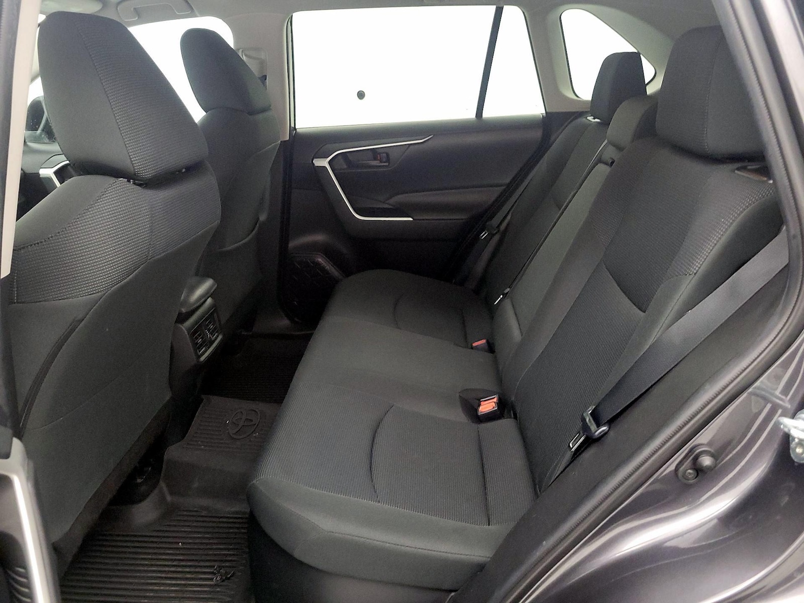 2021 Toyota RAV4 LE - Photo 20