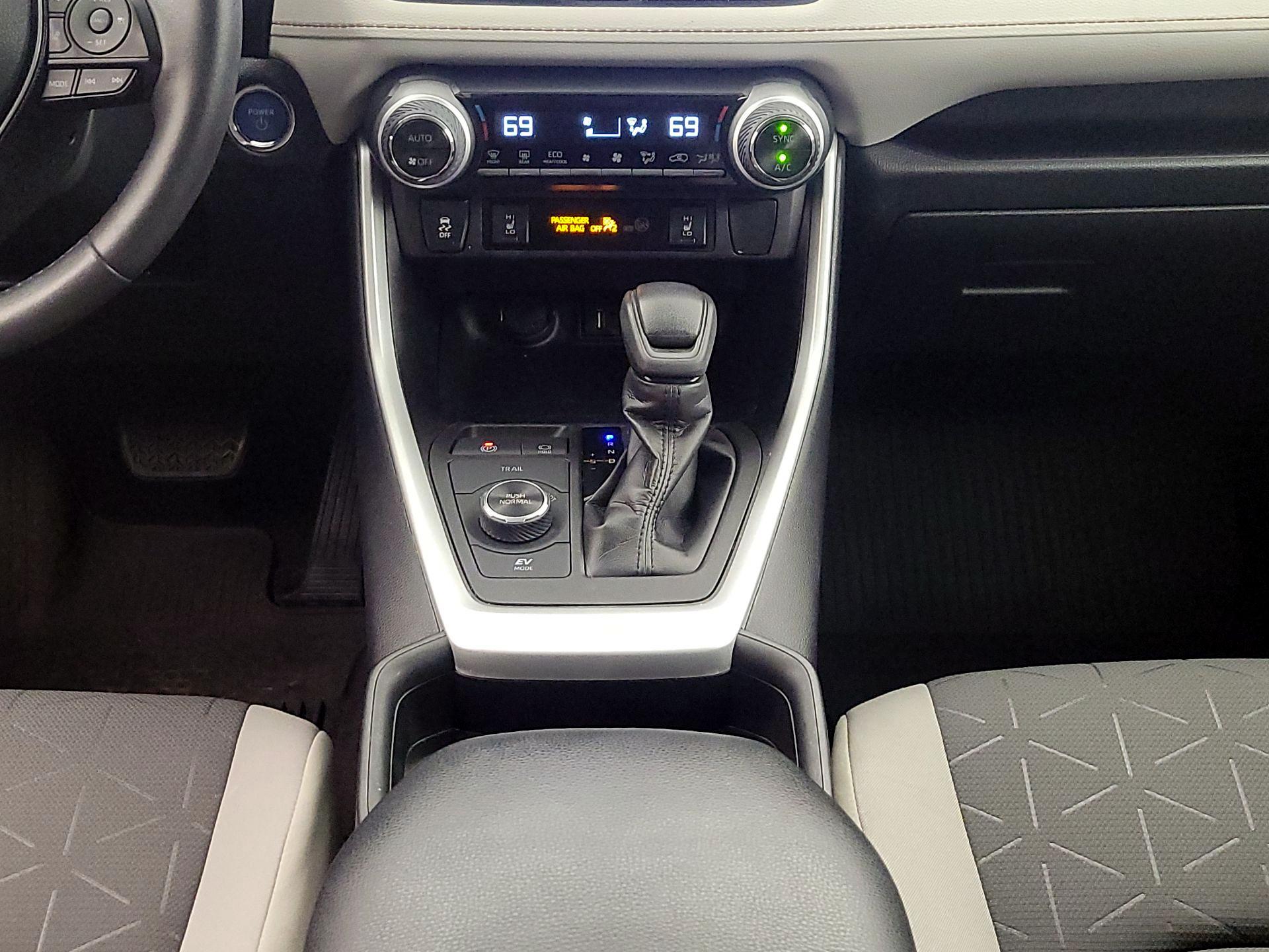 Thumbnail: 2021 Toyota RAV4 - 17