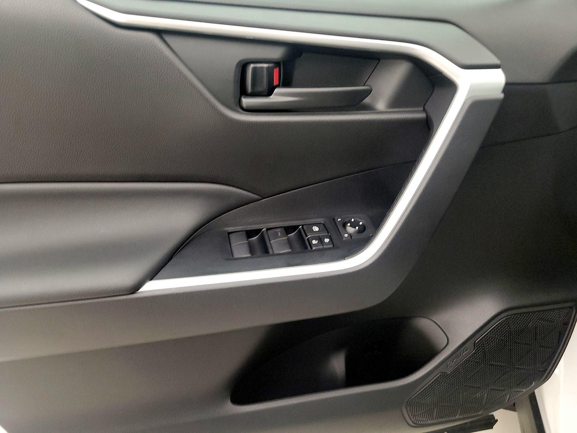 Thumbnail: 2022 Toyota RAV4 - 12