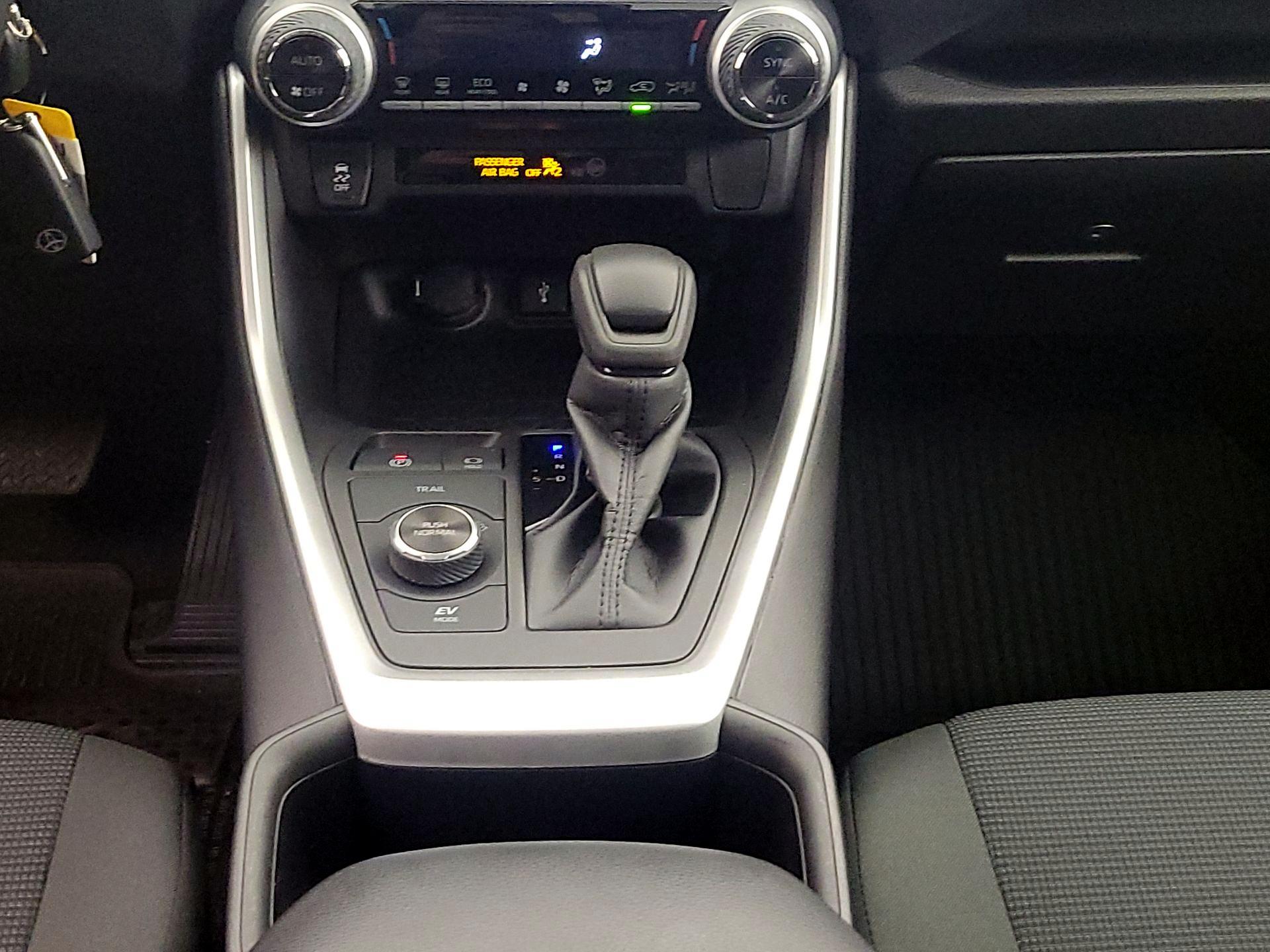 Thumbnail: 2022 Toyota RAV4 - 17