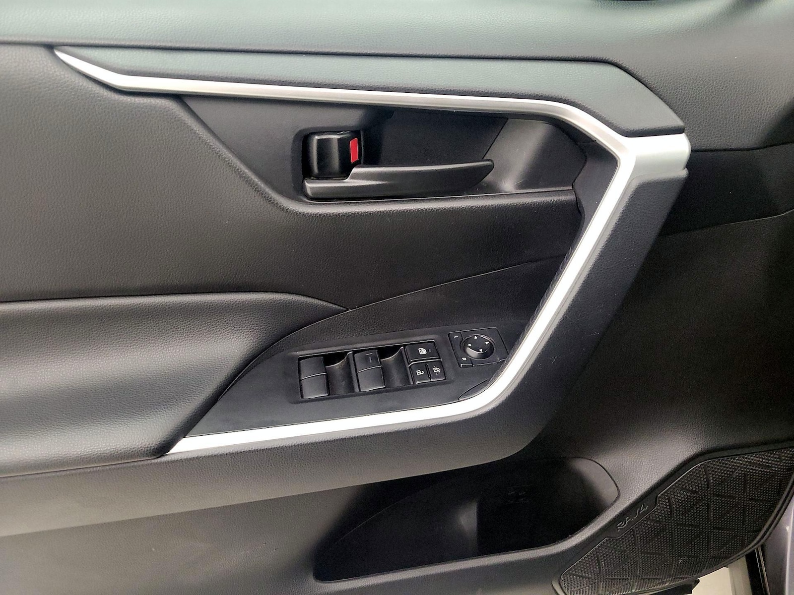 2024 Toyota RAV4 LE - Photo 13