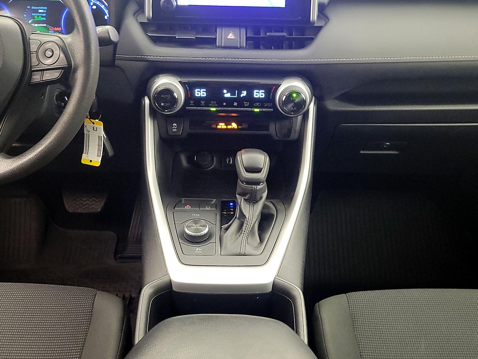 2024 Toyota RAV4 LE - Photo 18