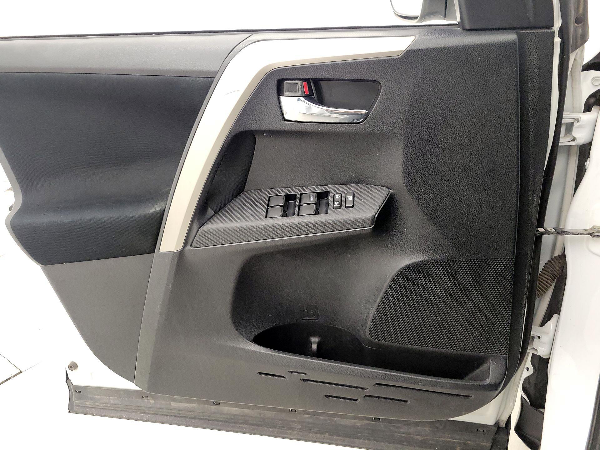 Thumbnail: 2015 Toyota RAV4 - 12