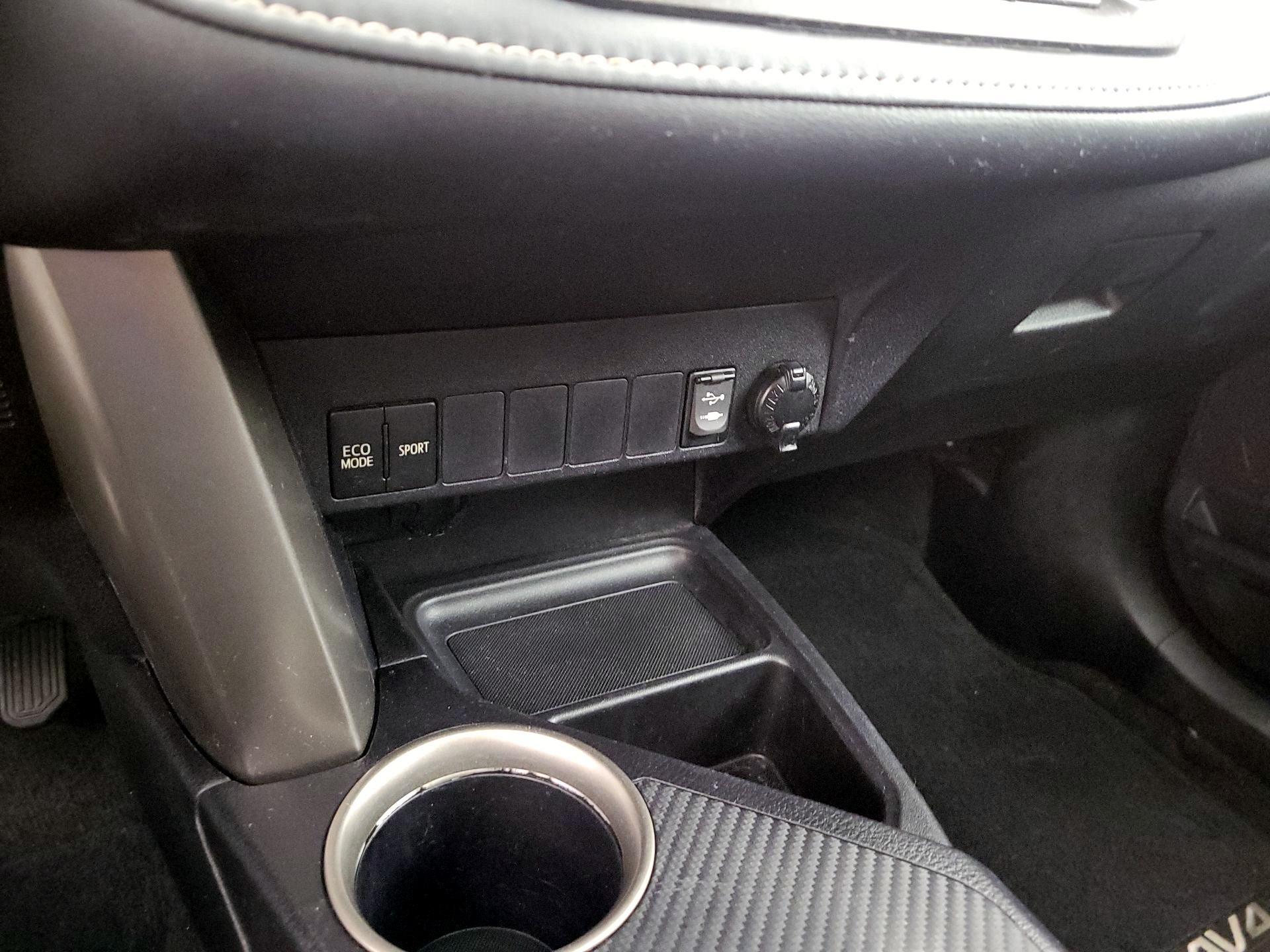 Thumbnail: 2015 Toyota RAV4 - 19