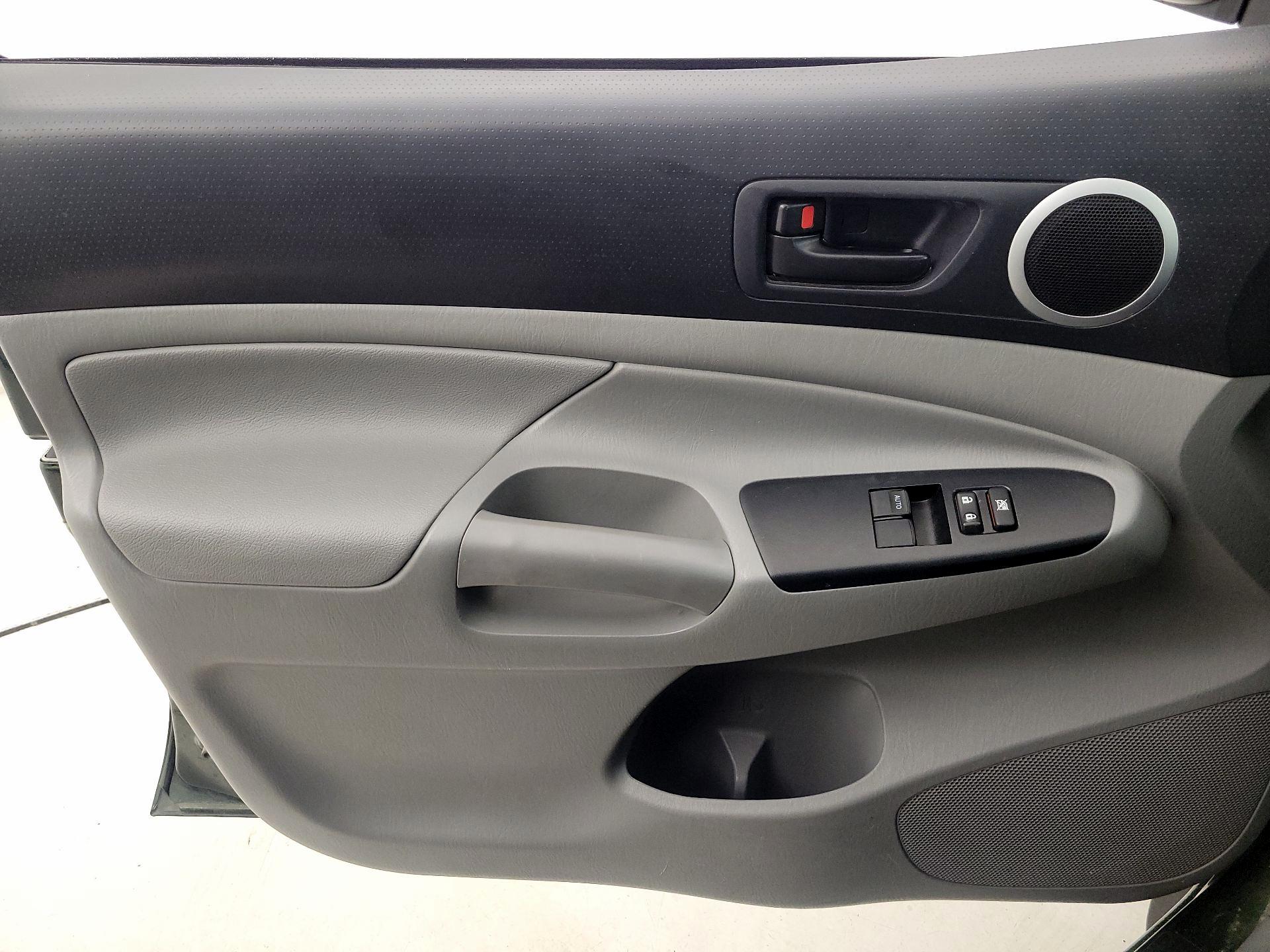 Thumbnail: 2014 Toyota Tacoma - 12