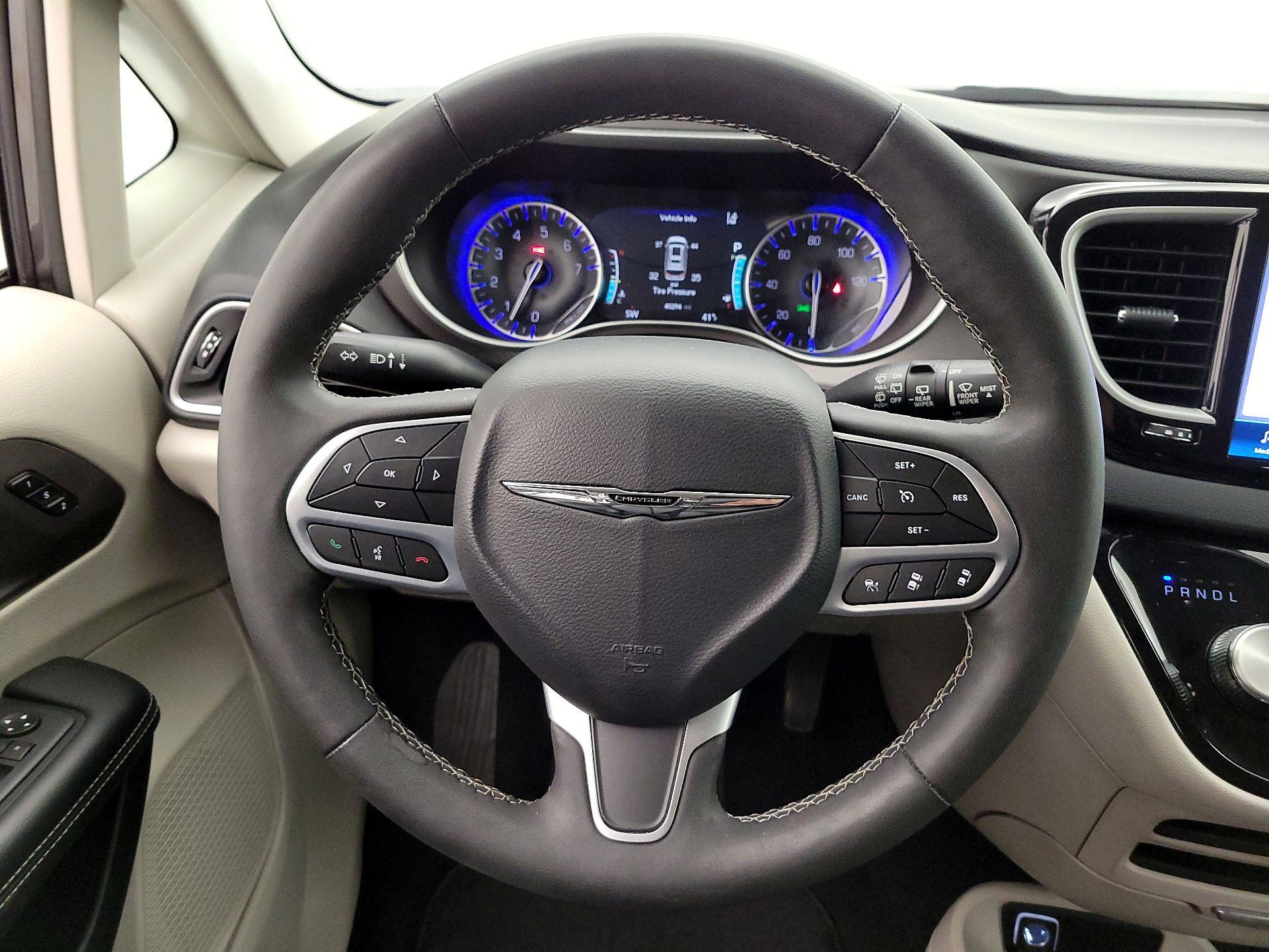 Thumbnail: 2023 Chrysler Pacifica - 10