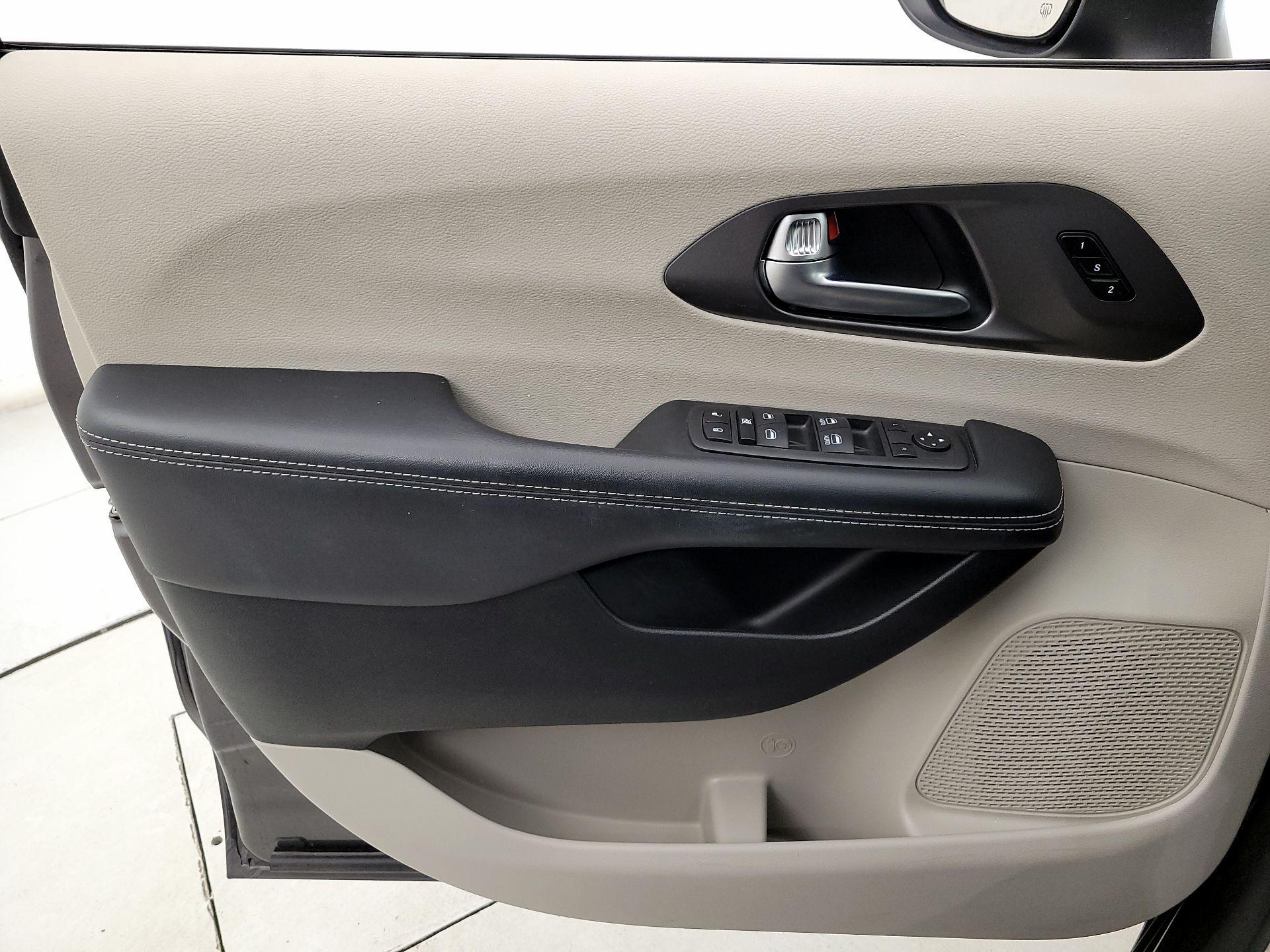 Thumbnail: 2023 Chrysler Pacifica - 12