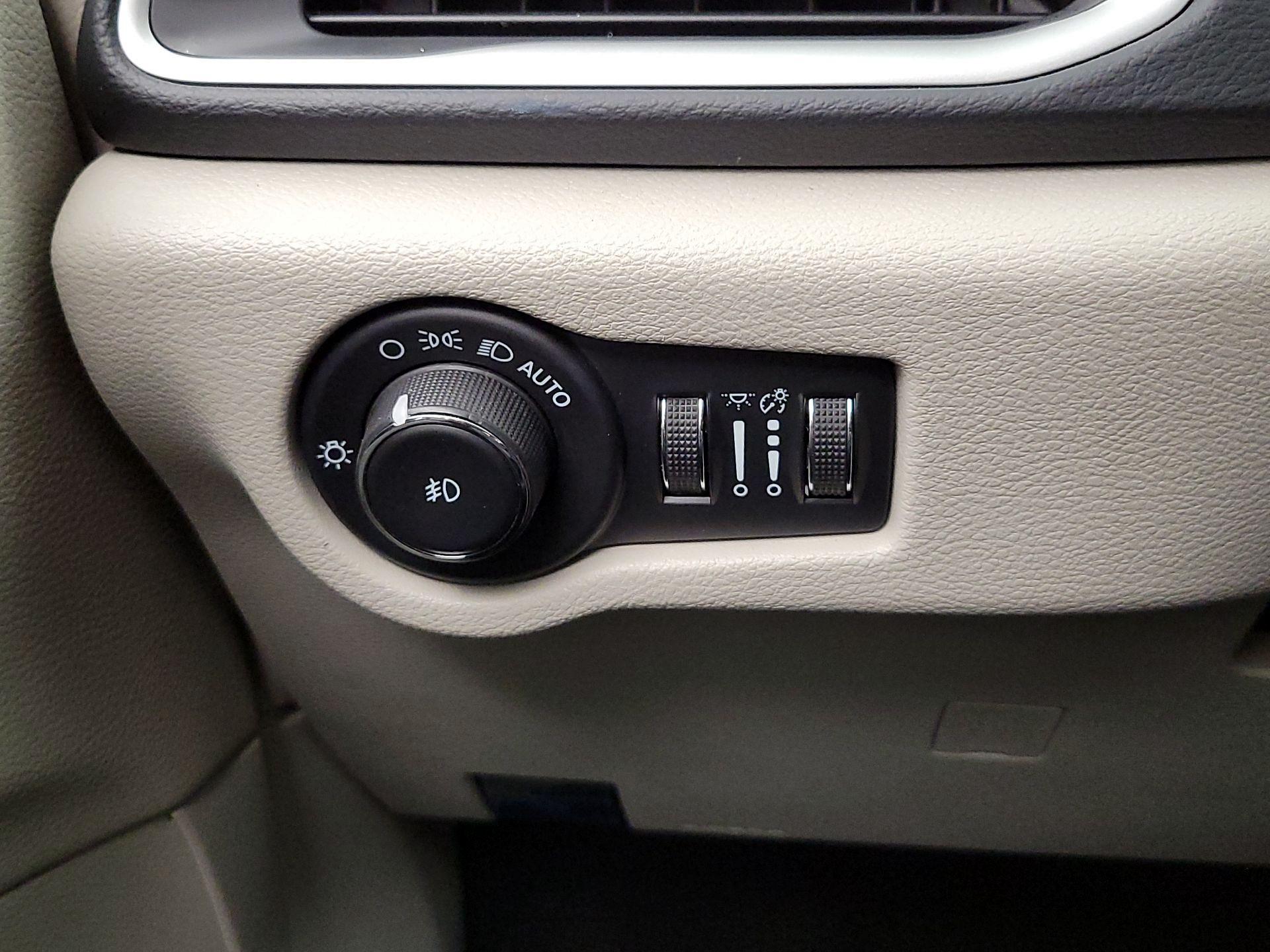 Thumbnail: 2023 Chrysler Pacifica - 13