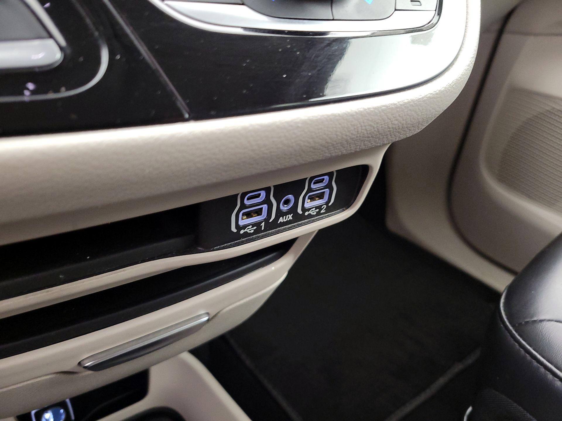 Thumbnail: 2023 Chrysler Pacifica - 18