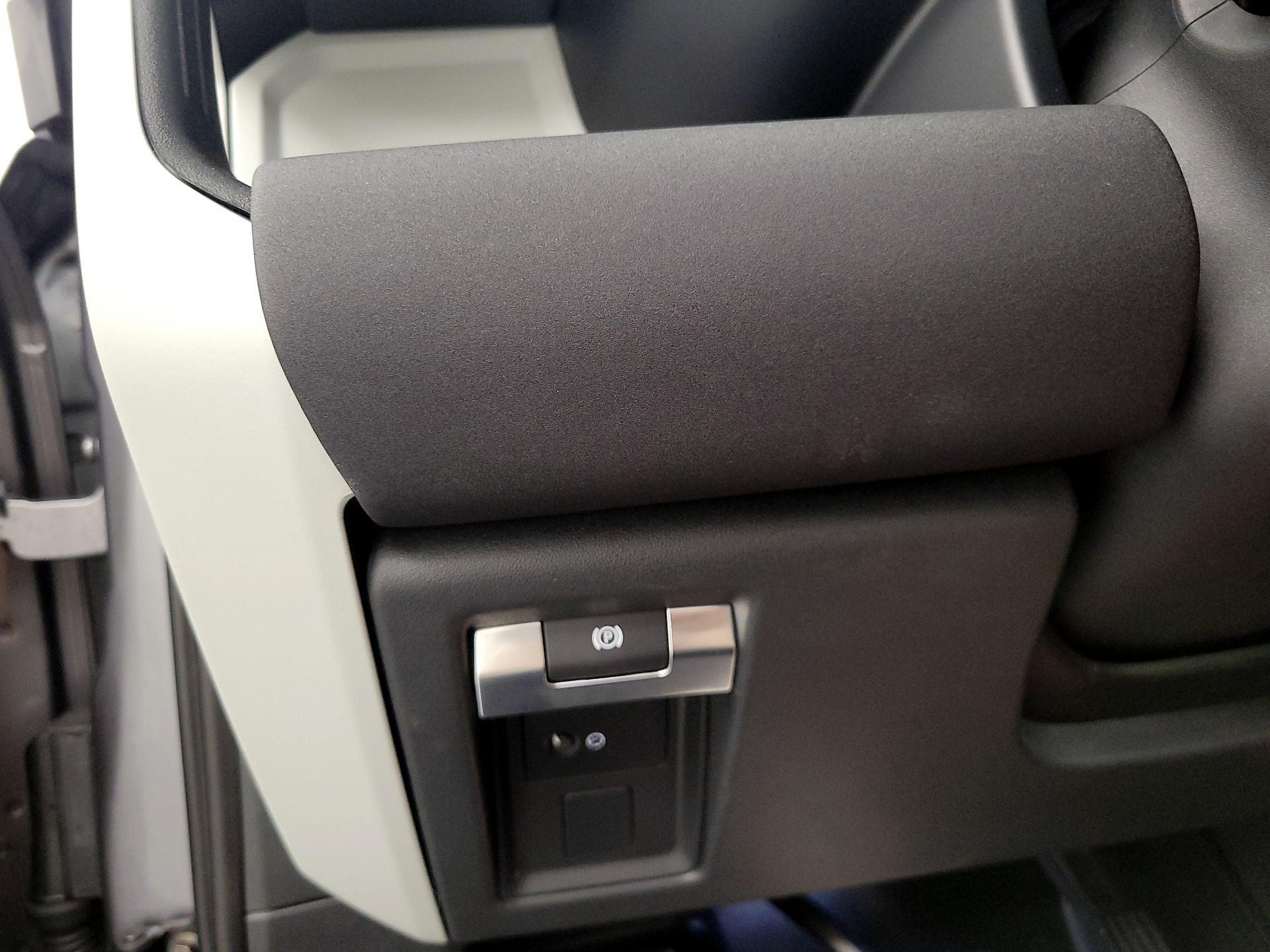 Thumbnail: 2022 Land Rover Defender - 13