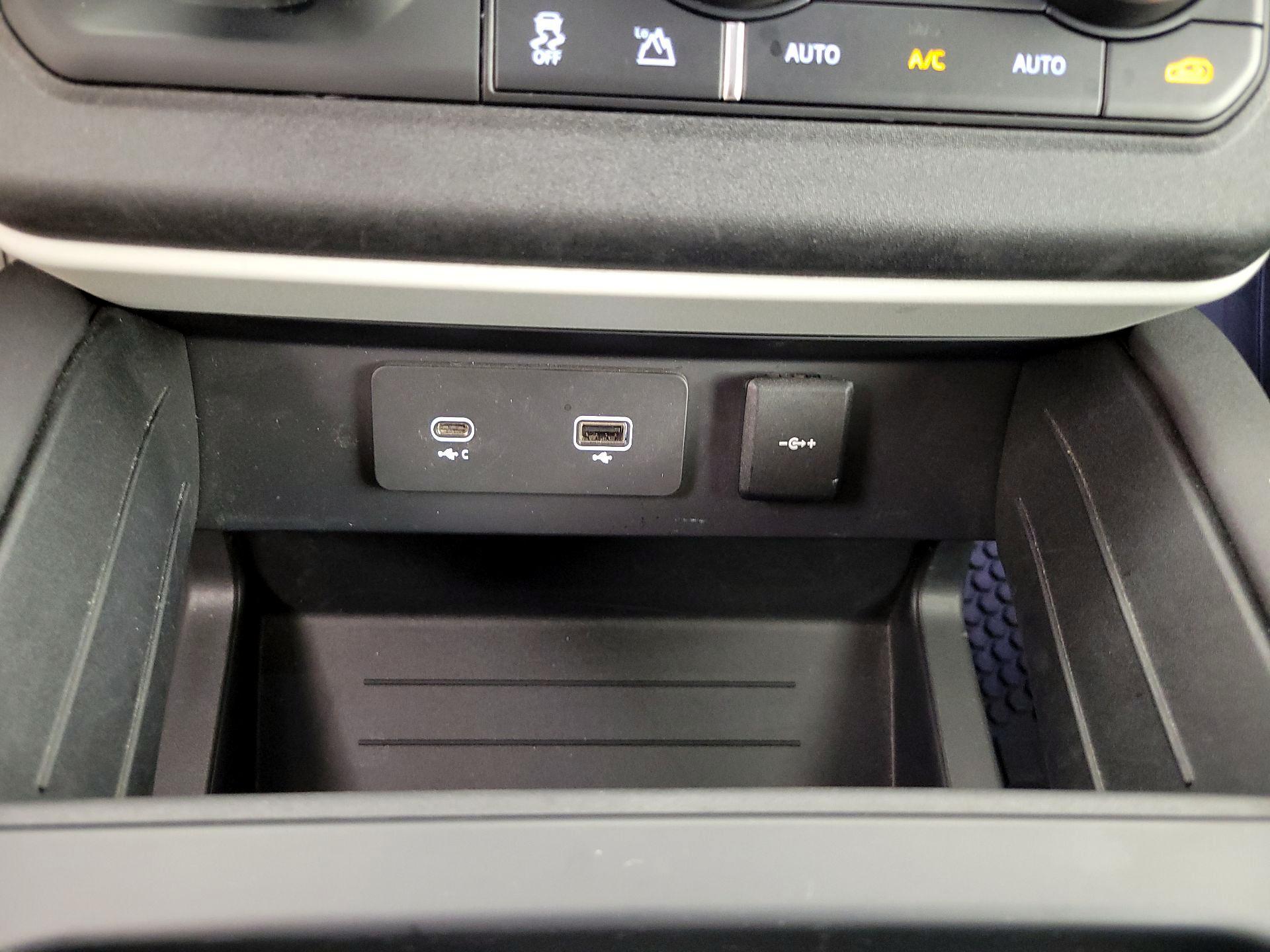 Thumbnail: 2022 Land Rover Defender - 19