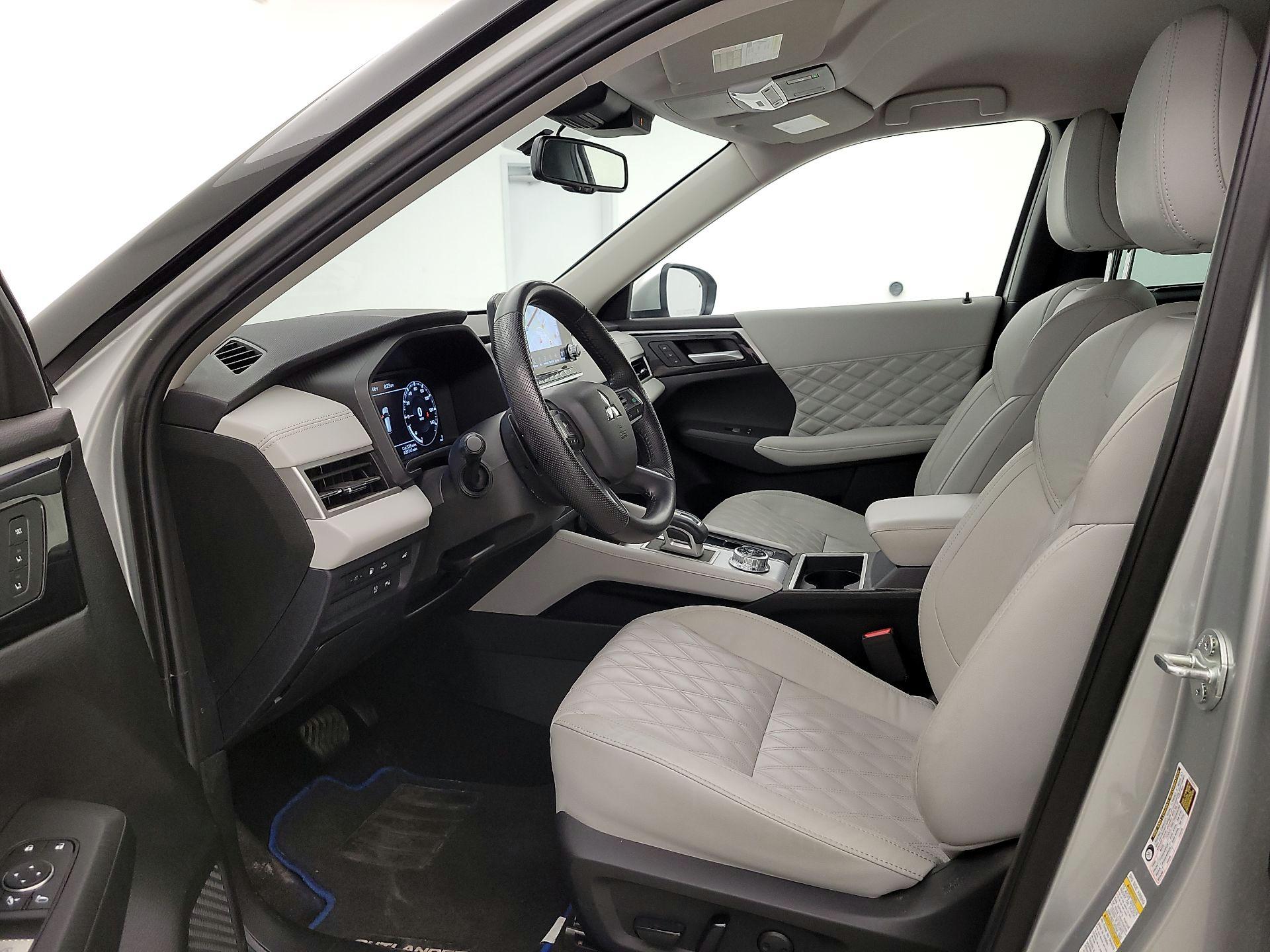 Thumbnail: 2023 Mitsubishi Outlander - 11