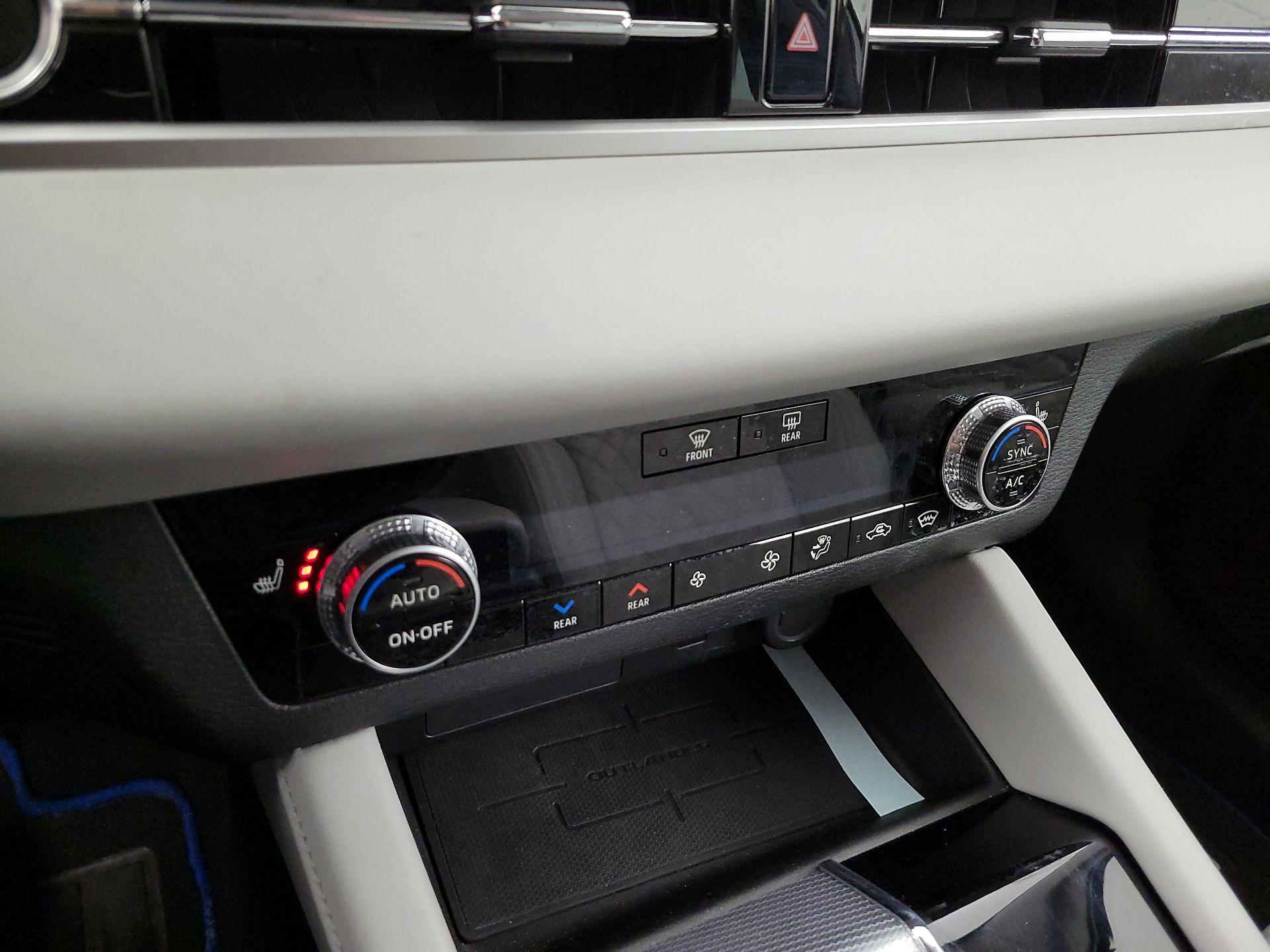 Thumbnail: 2023 Mitsubishi Outlander - 17