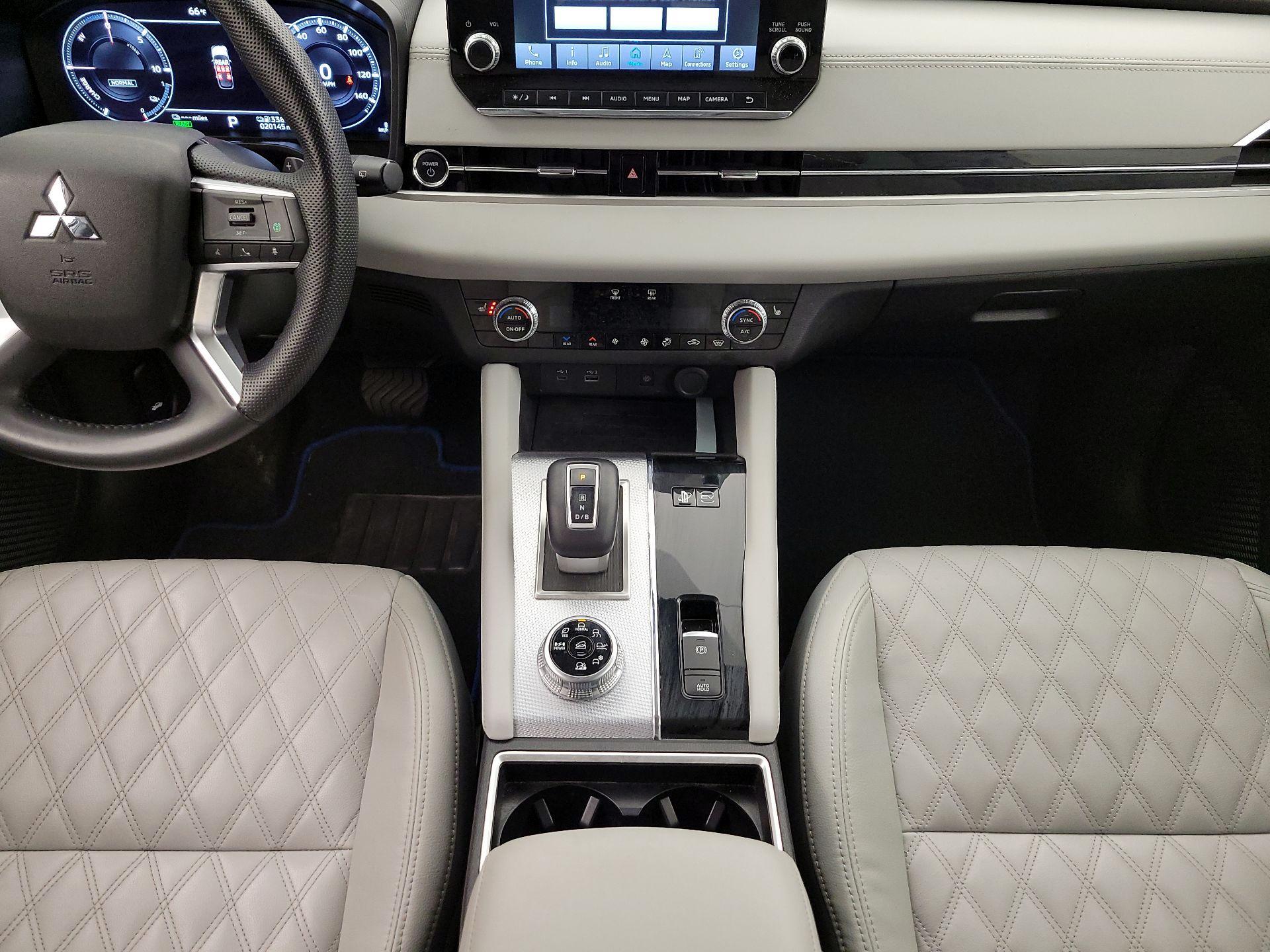 Thumbnail: 2023 Mitsubishi Outlander - 18