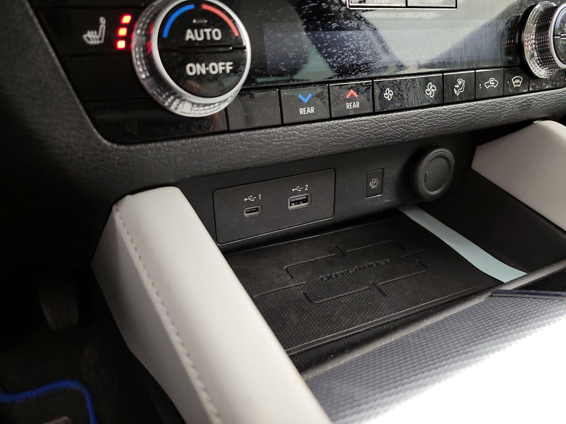 Thumbnail: 2023 Mitsubishi Outlander - 19