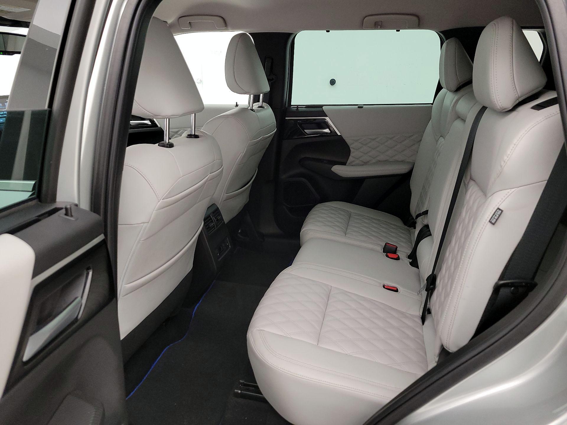 Thumbnail: 2023 Mitsubishi Outlander - 20