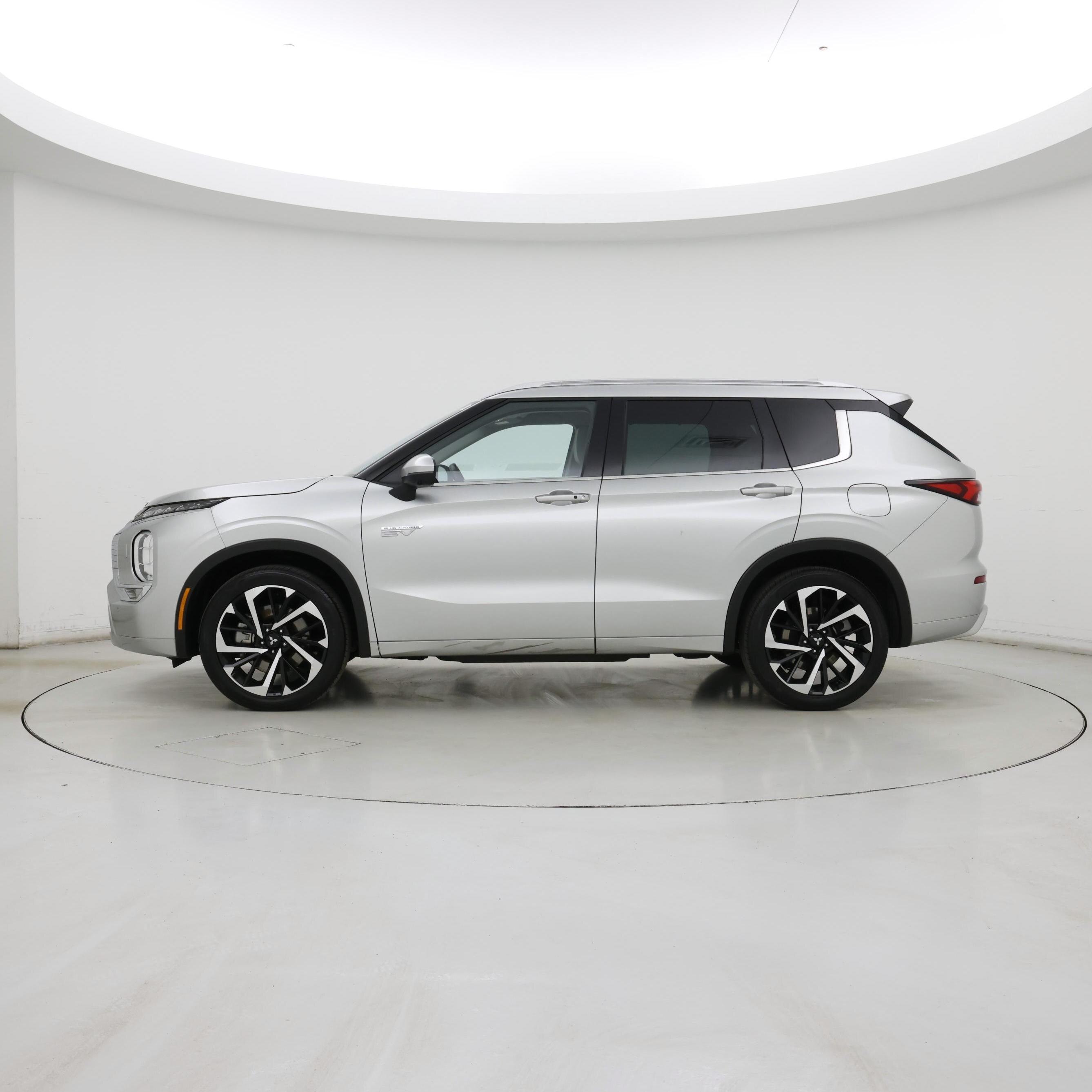 Thumbnail: 2023 Mitsubishi Outlander - 3