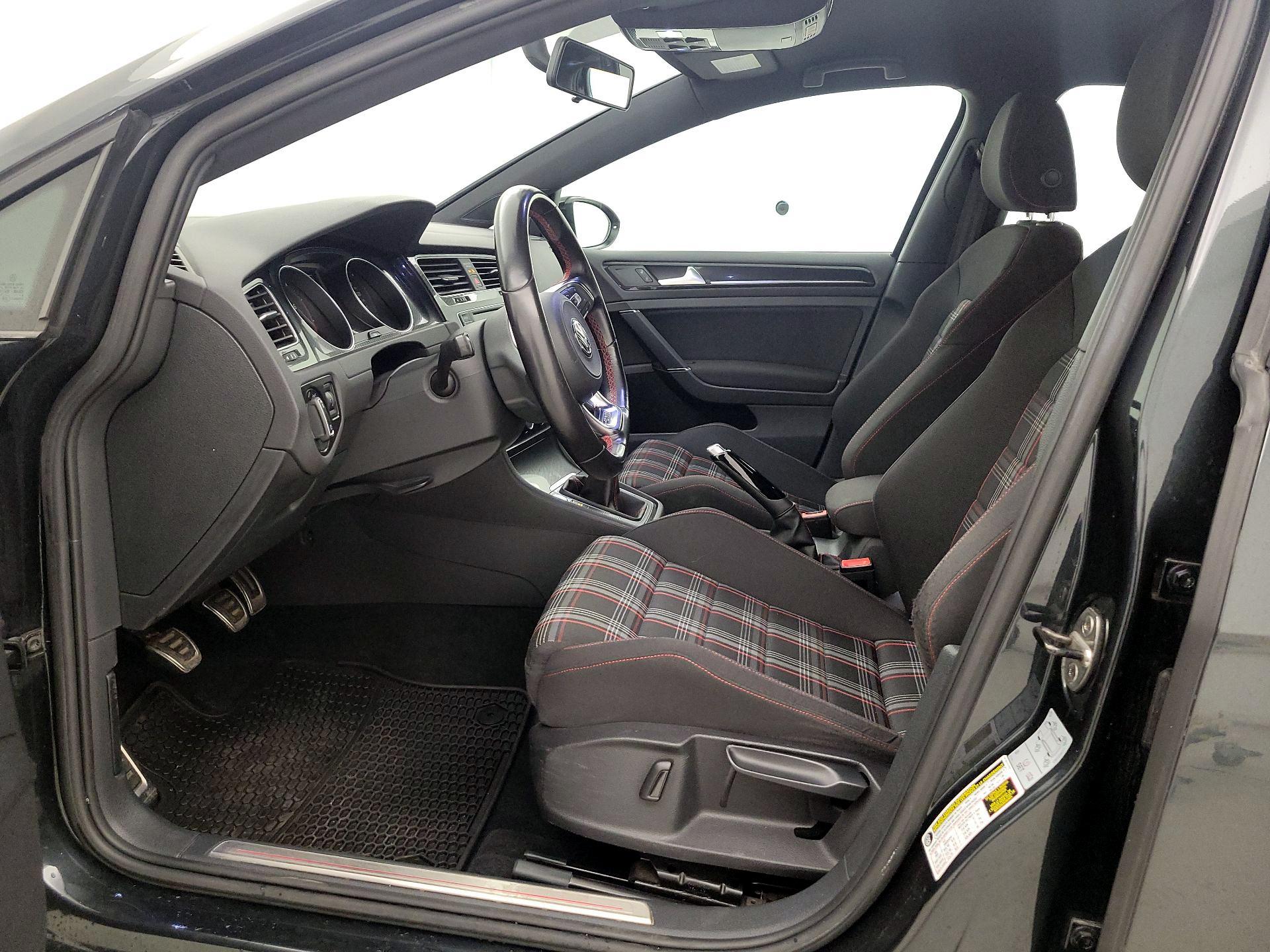 Thumbnail: 2017 Volkswagen Golf - 11