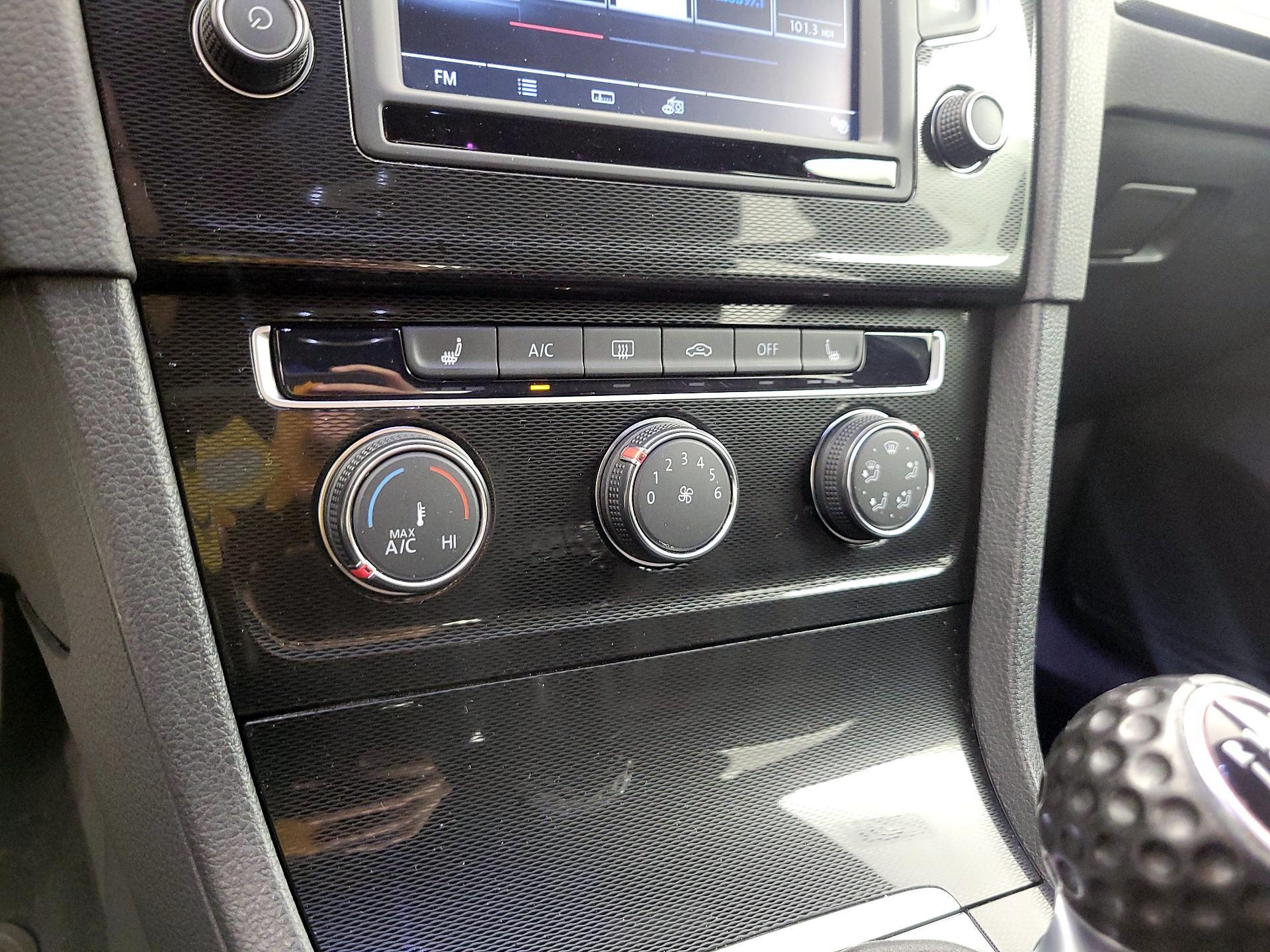 Thumbnail: 2017 Volkswagen Golf - 16