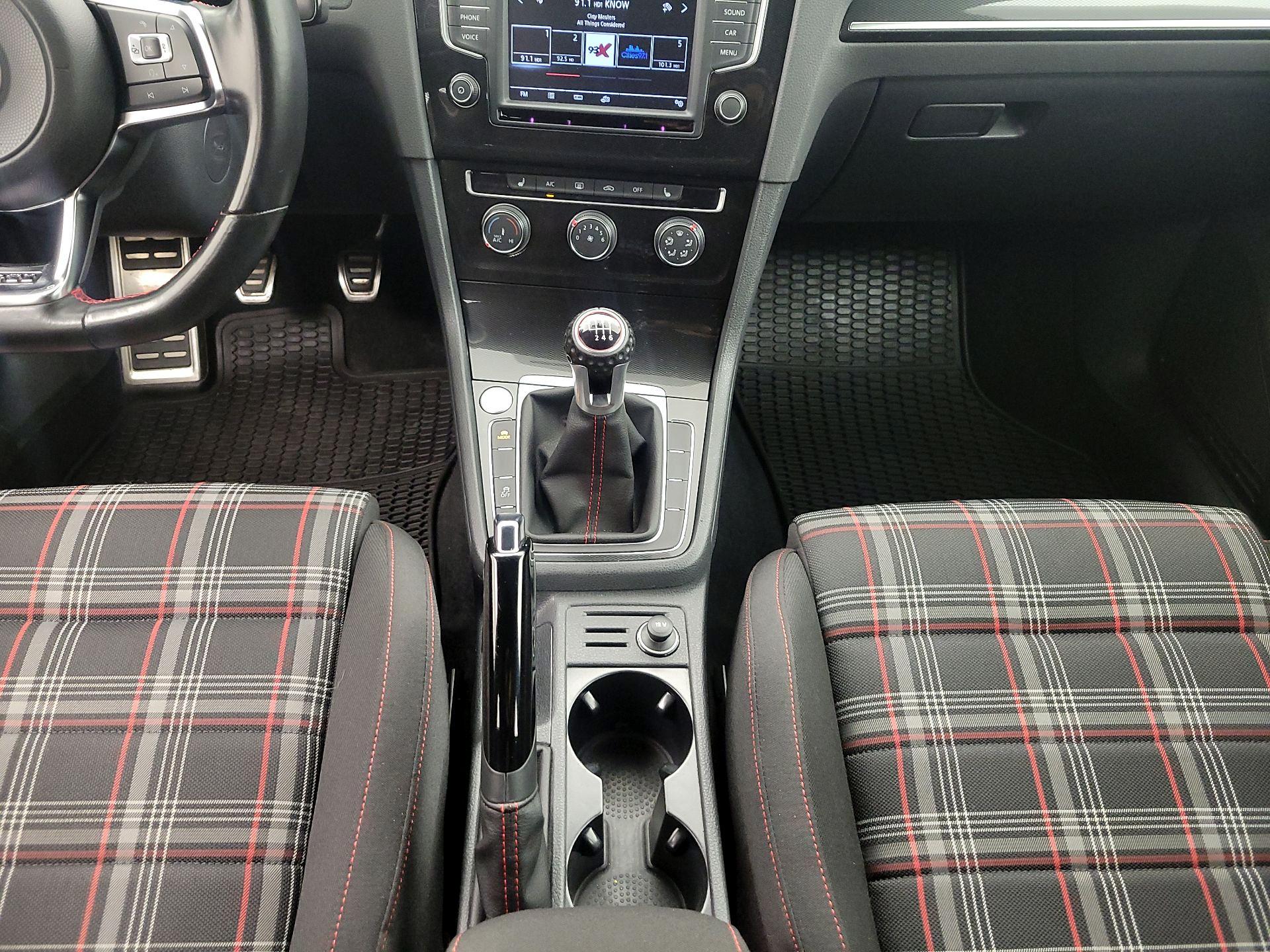 Thumbnail: 2017 Volkswagen Golf - 17