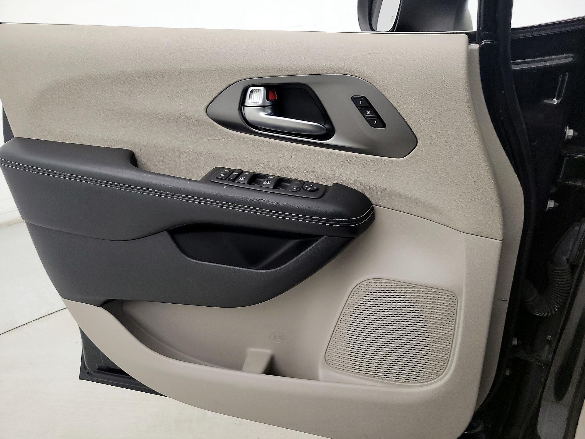 Thumbnail: 2023 Chrysler Pacifica - 12
