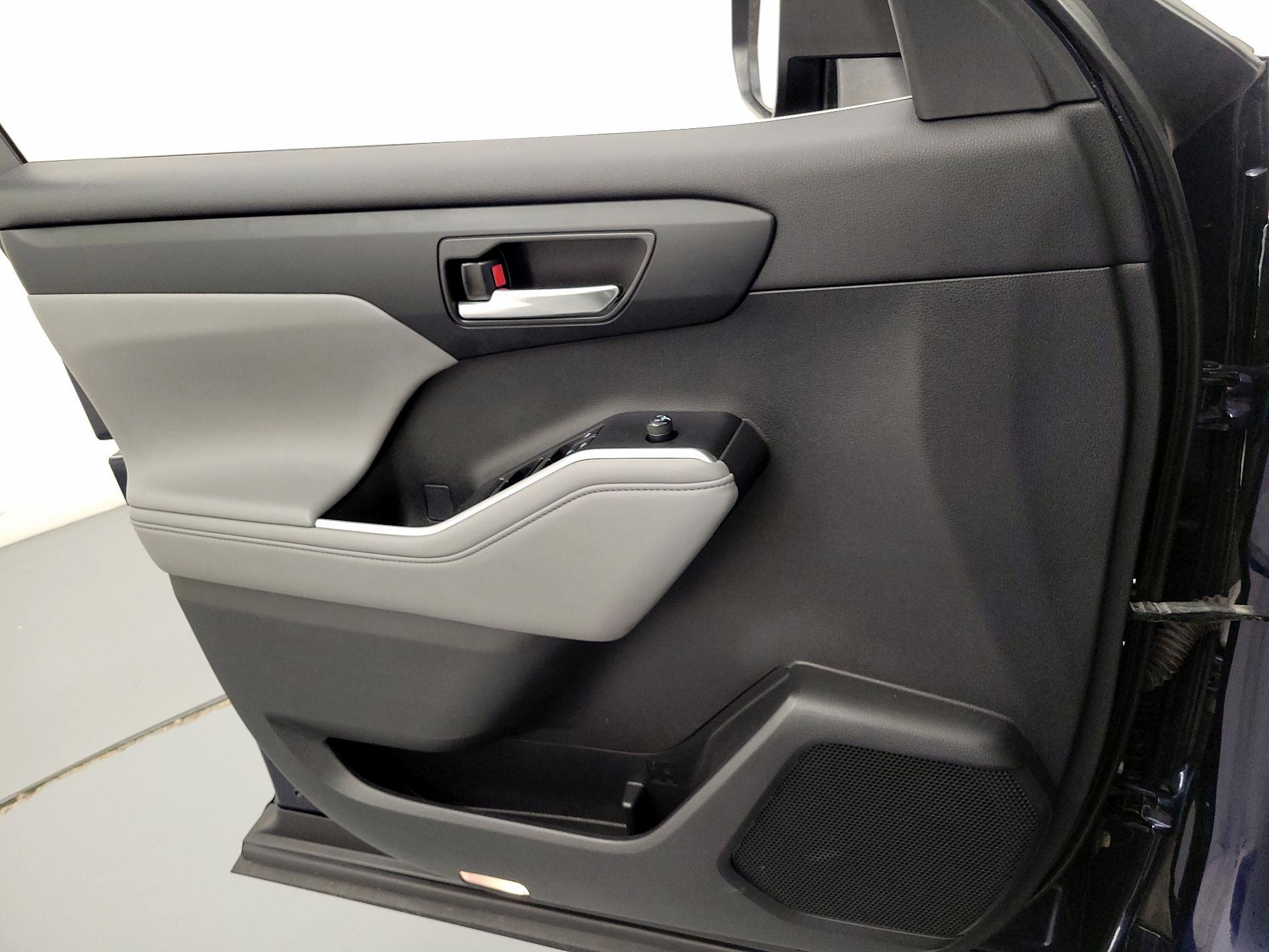 Thumbnail: 2021 Toyota Highlander - 12