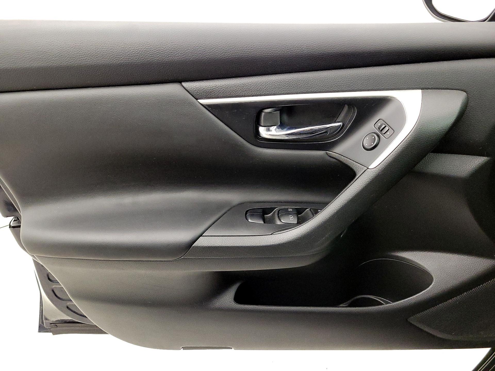Thumbnail: 2016 Nissan Altima - 12