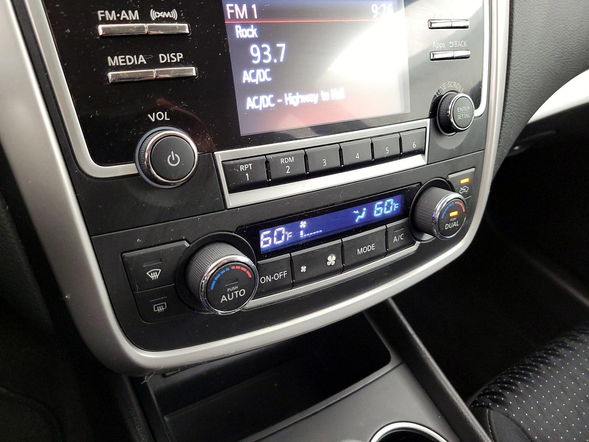 Thumbnail: 2016 Nissan Altima - 16