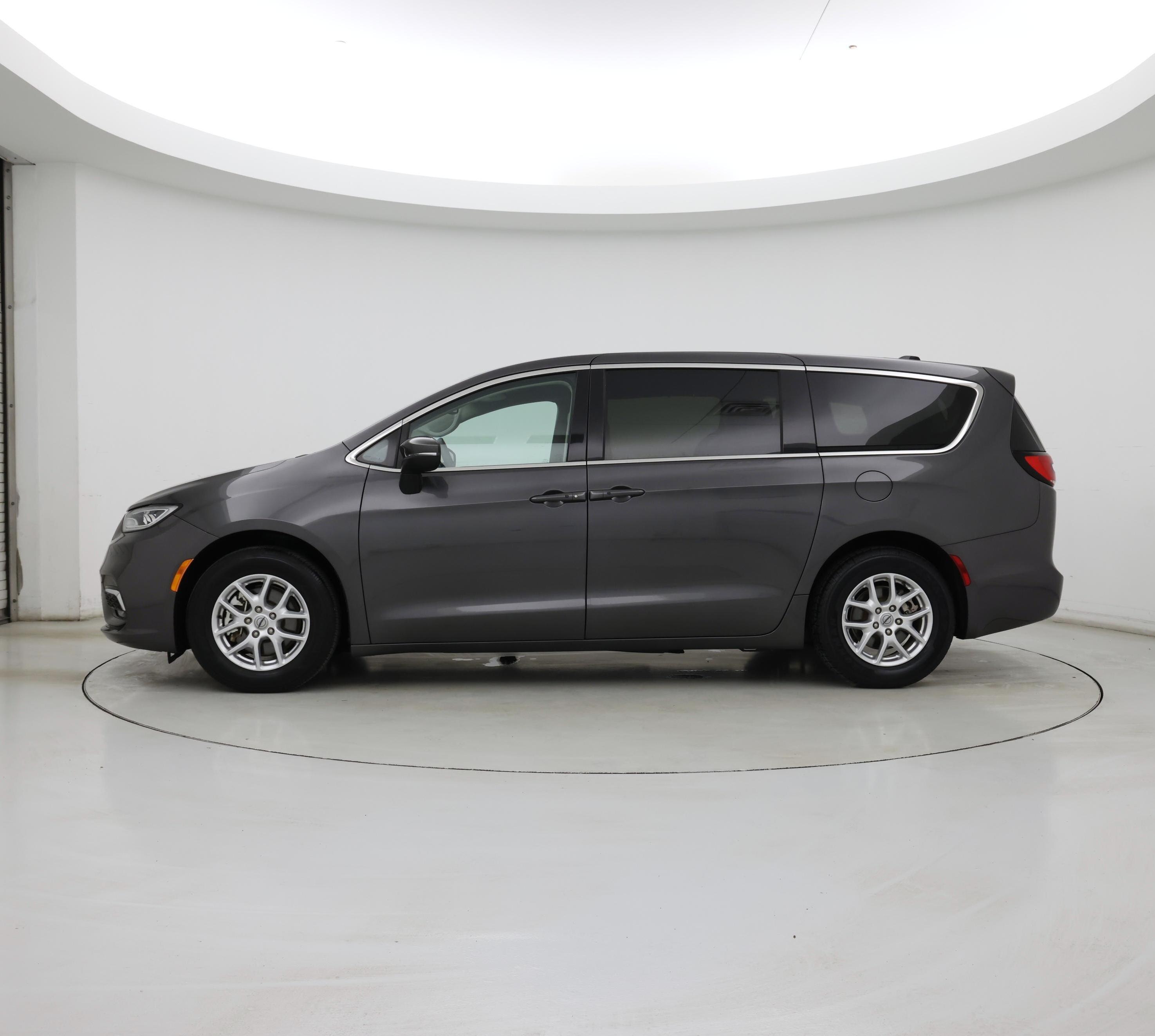 Thumbnail: 2023 Chrysler Pacifica - 3