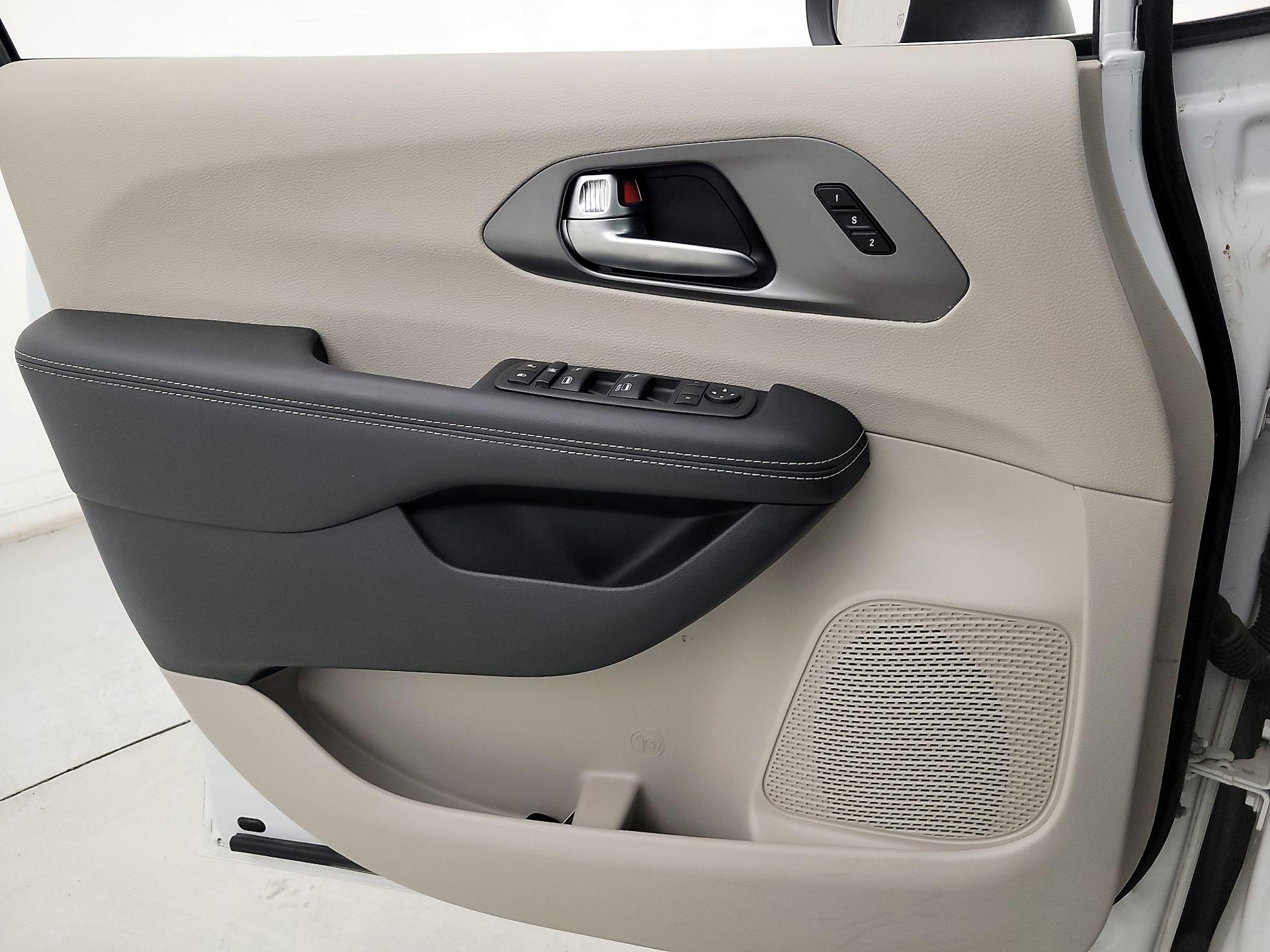 Thumbnail: 2023 Chrysler Pacifica - 12