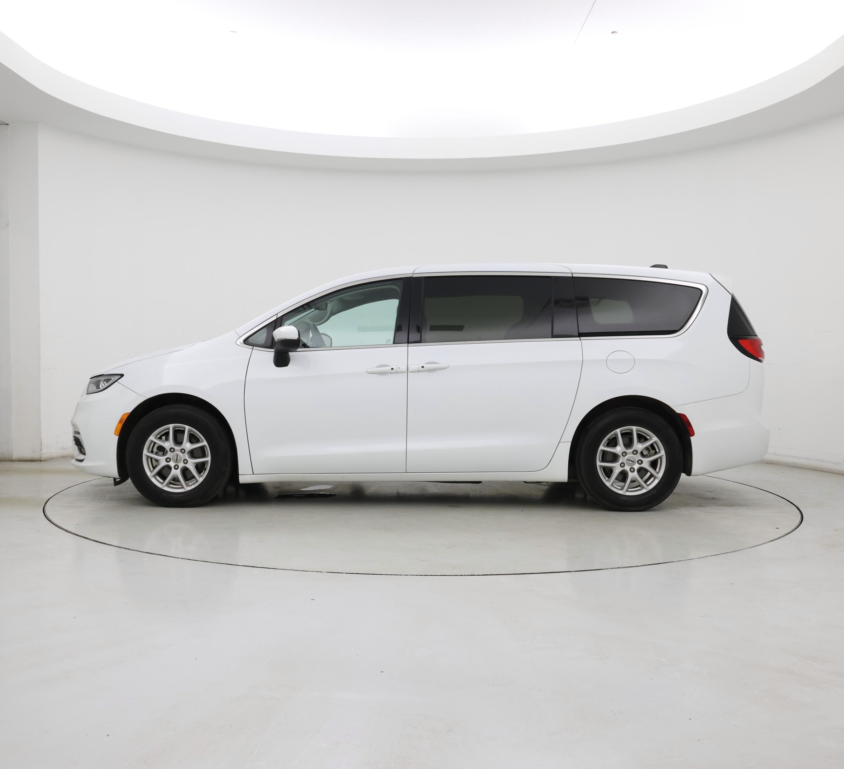 Thumbnail: 2023 Chrysler Pacifica - 3