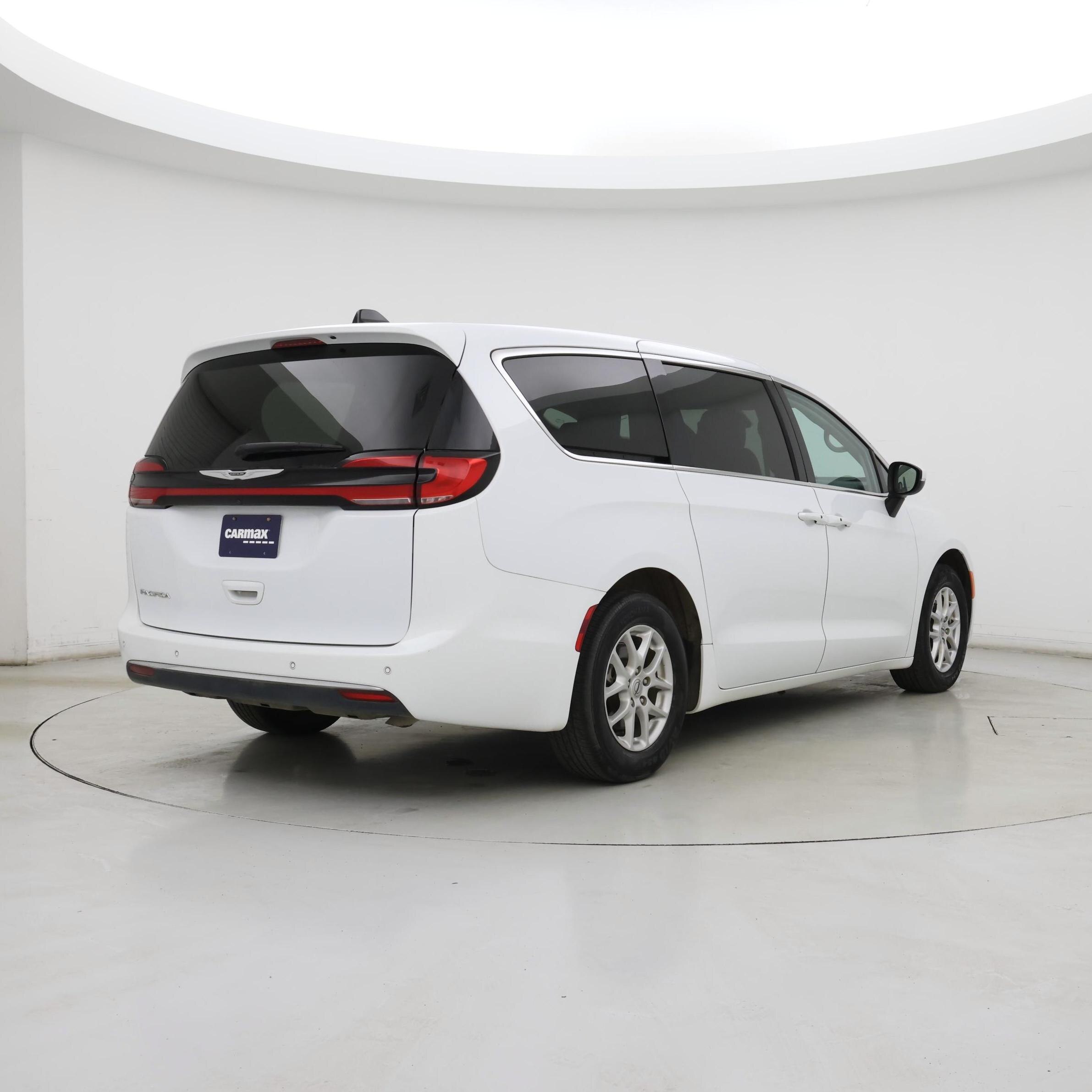 Thumbnail: 2023 Chrysler Pacifica - 8