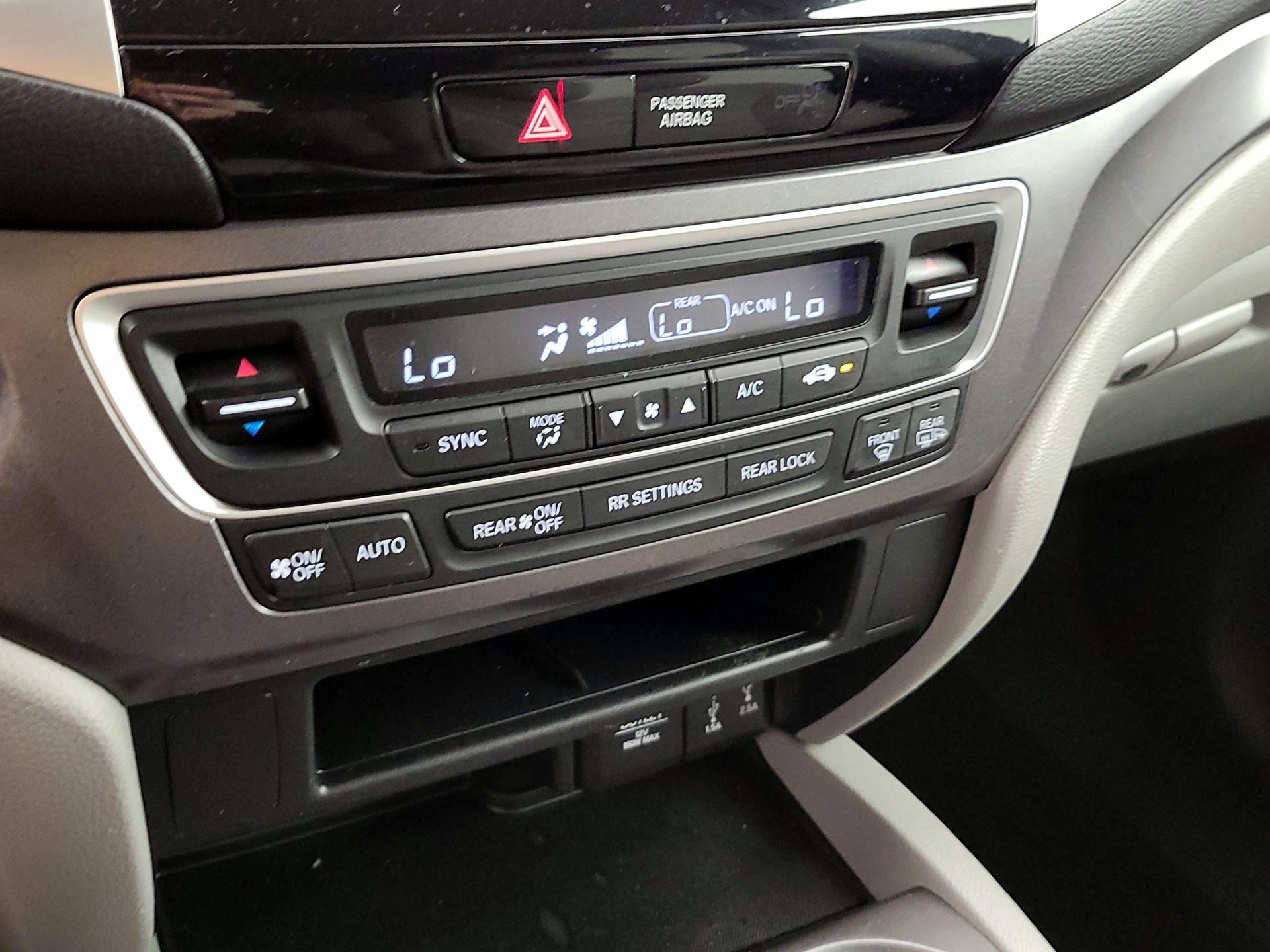 Thumbnail: 2017 Honda Pilot - 16