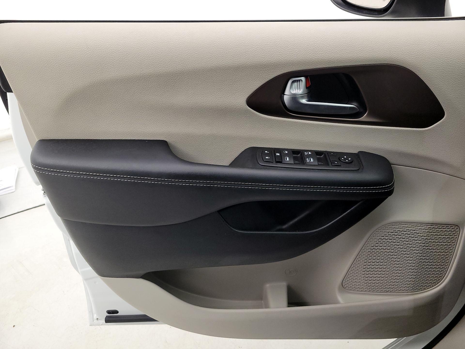 Thumbnail: 2023 Chrysler Voyager - 12