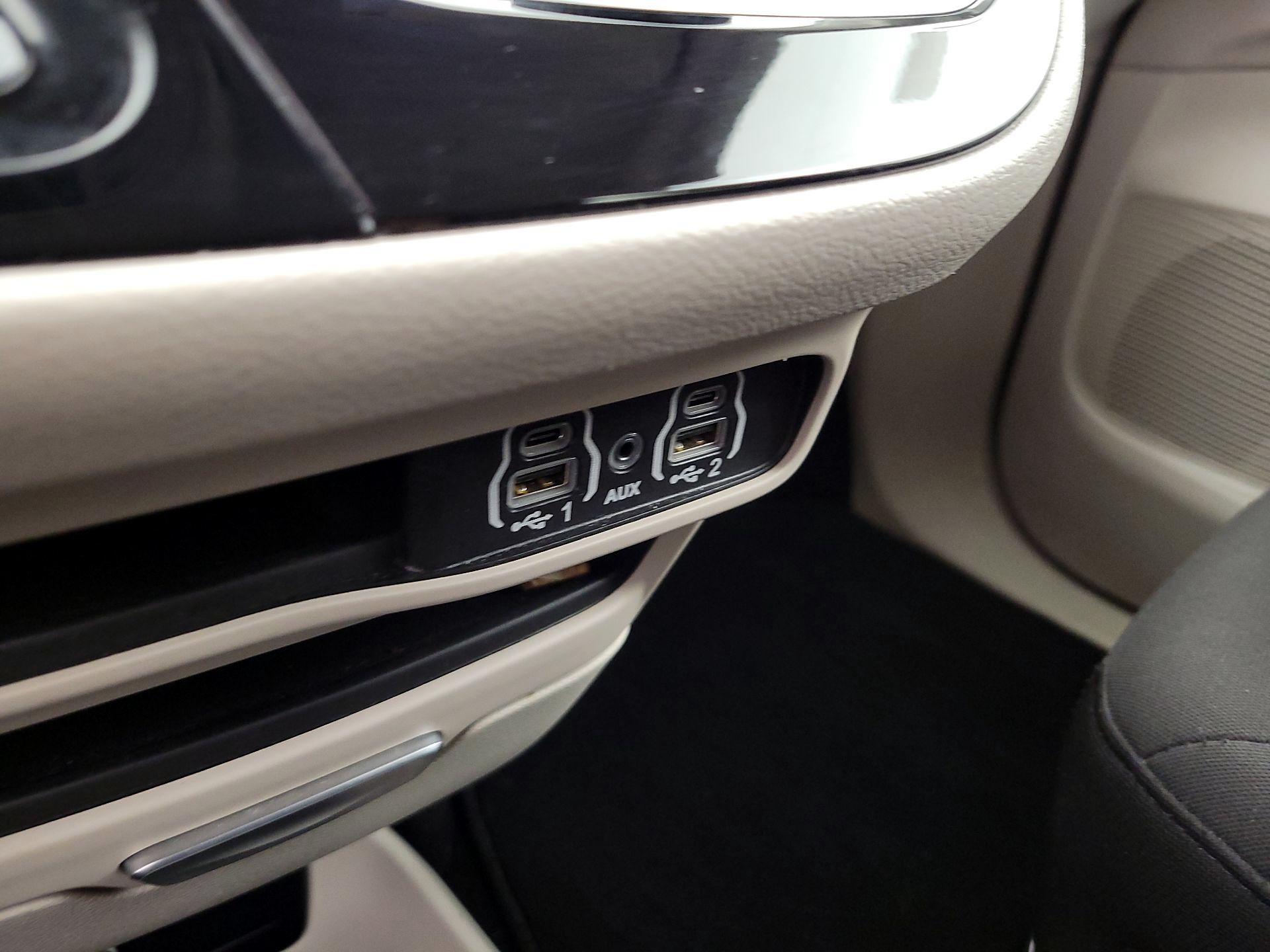 Thumbnail: 2023 Chrysler Voyager - 18