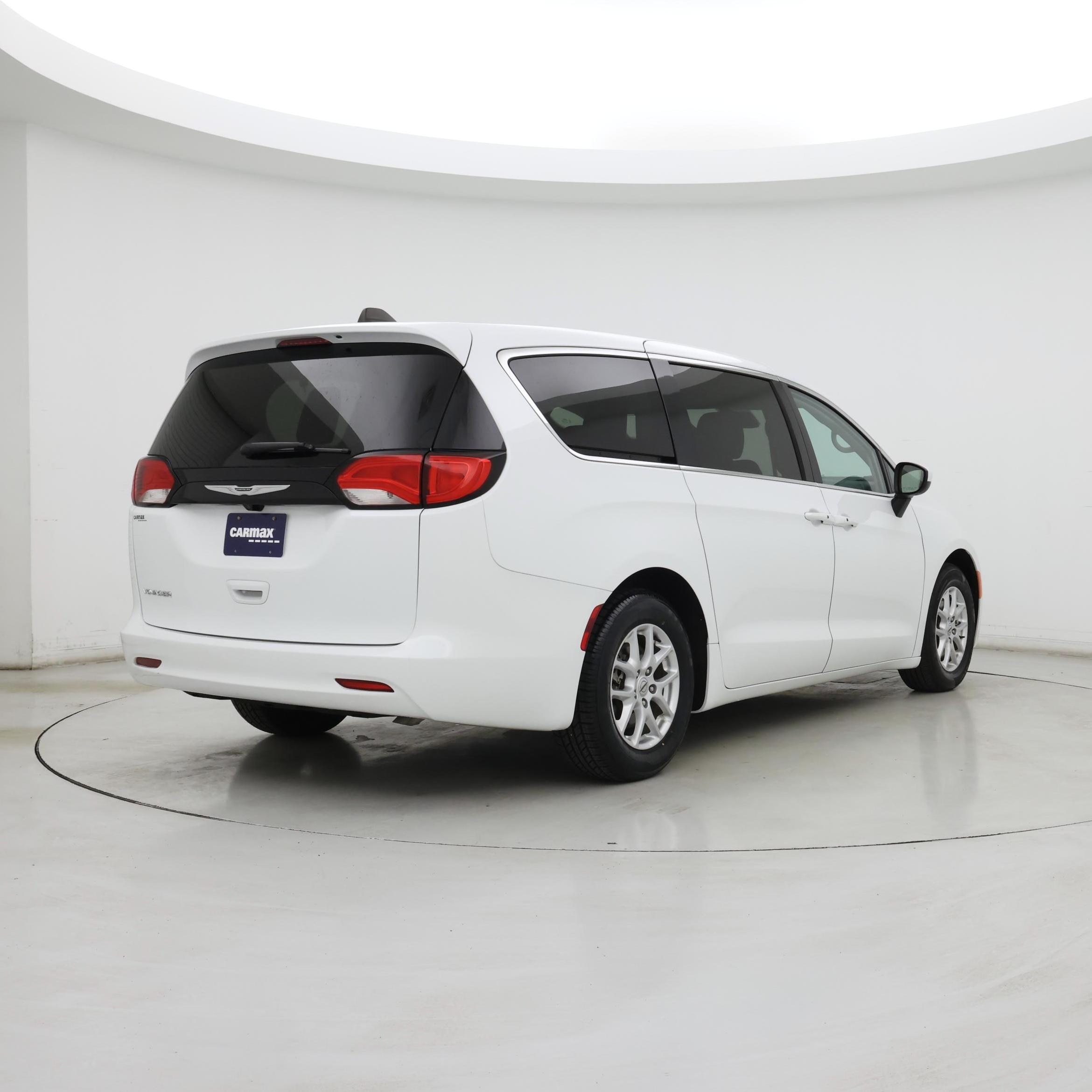 Thumbnail: 2023 Chrysler Voyager - 8