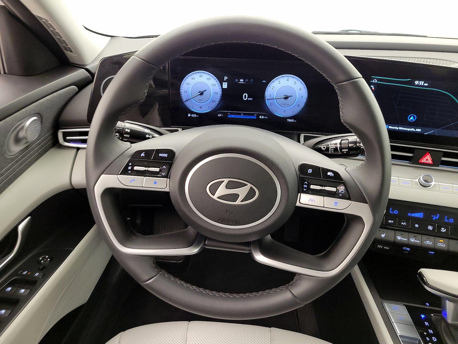2025 Hyundai Elantra Limited - Photo 11