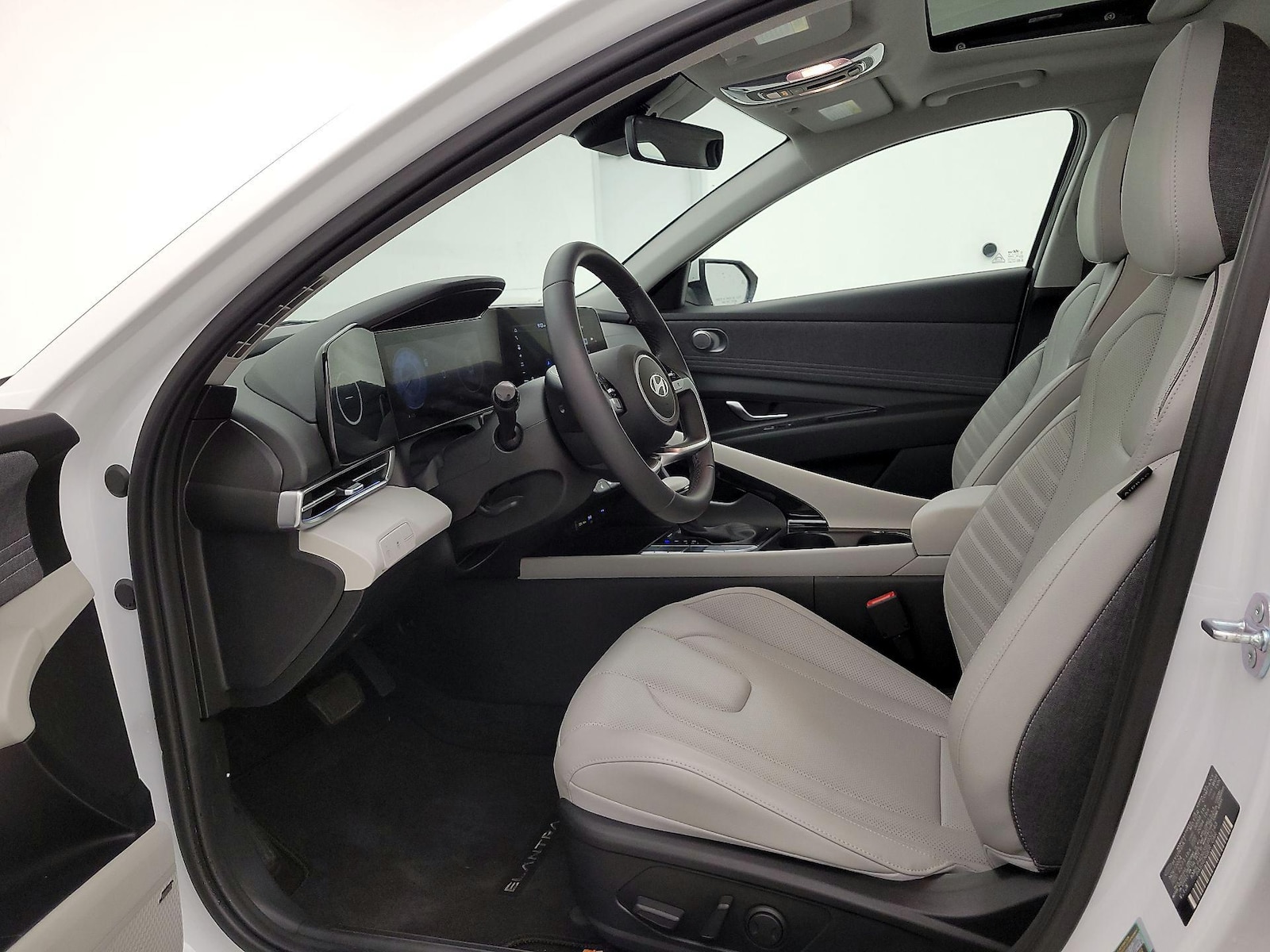 2025 Hyundai Elantra Limited - Photo 12