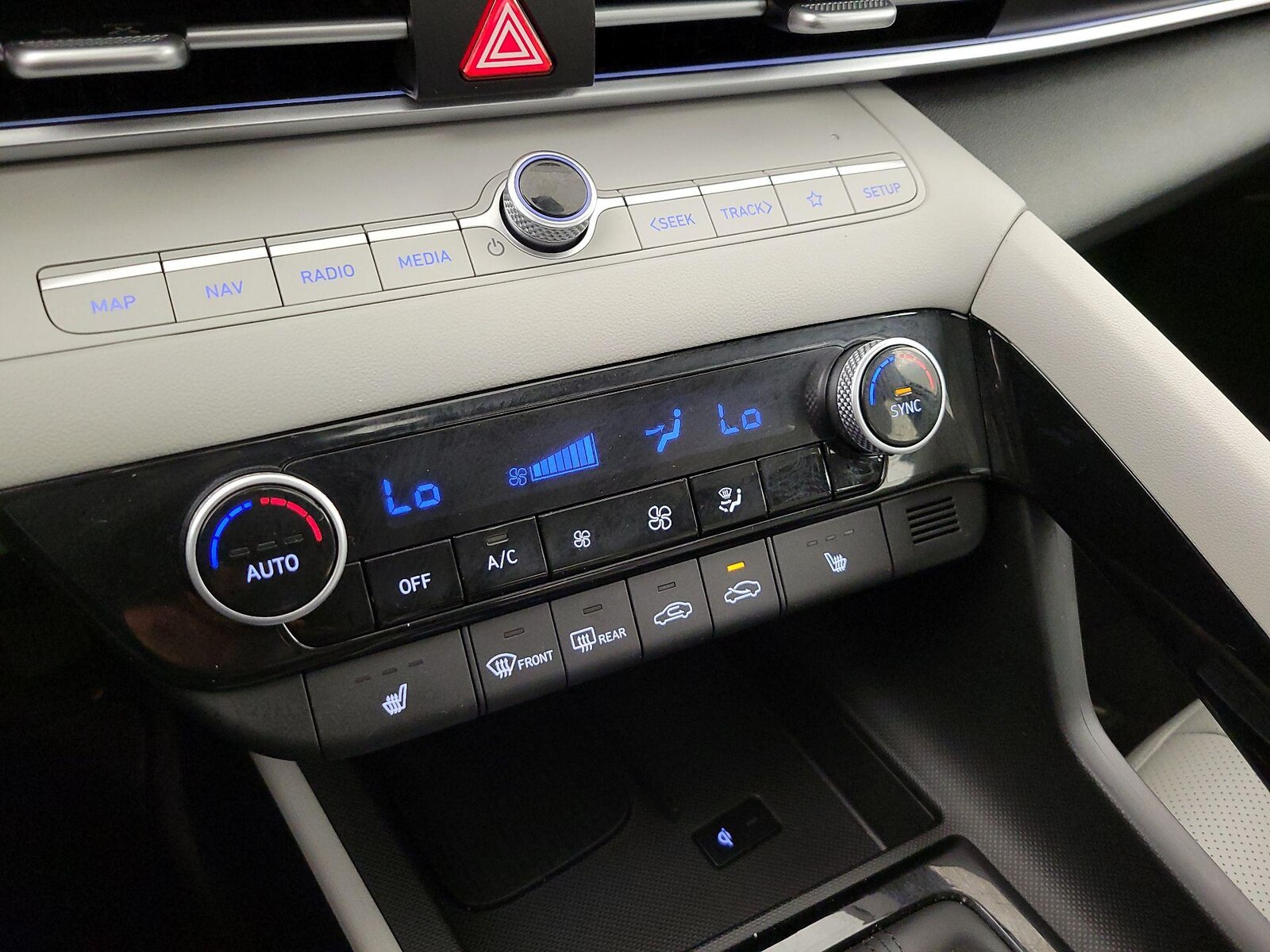 2025 Hyundai Elantra Limited - Photo 18